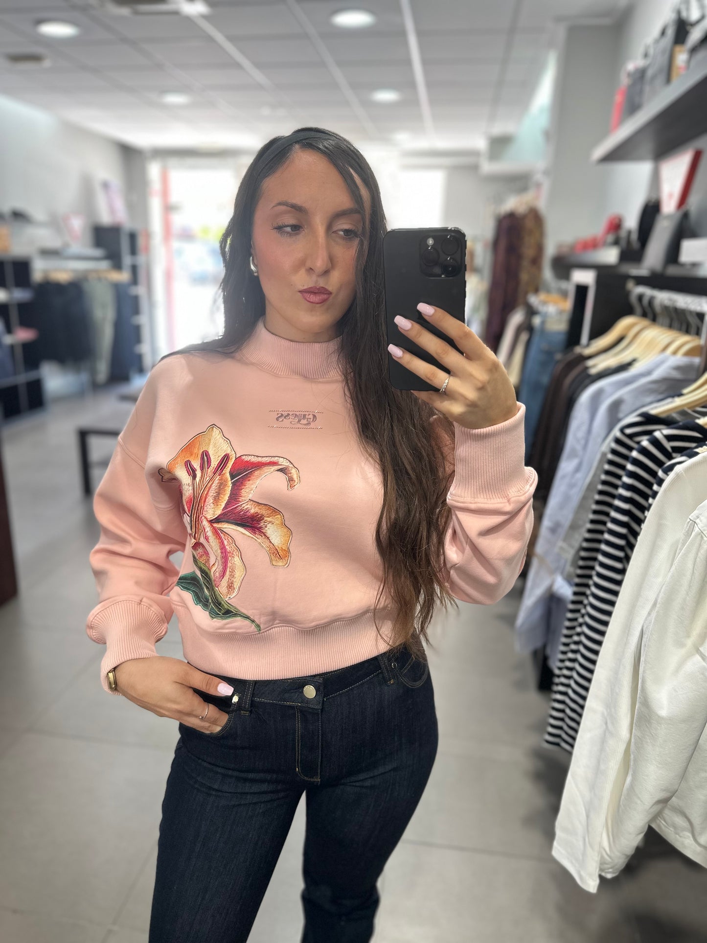 SUDADERA GUESS ROSA CON FLOR Y LOGO ROSZA METALIZADO Y BRILLOS ROSAS