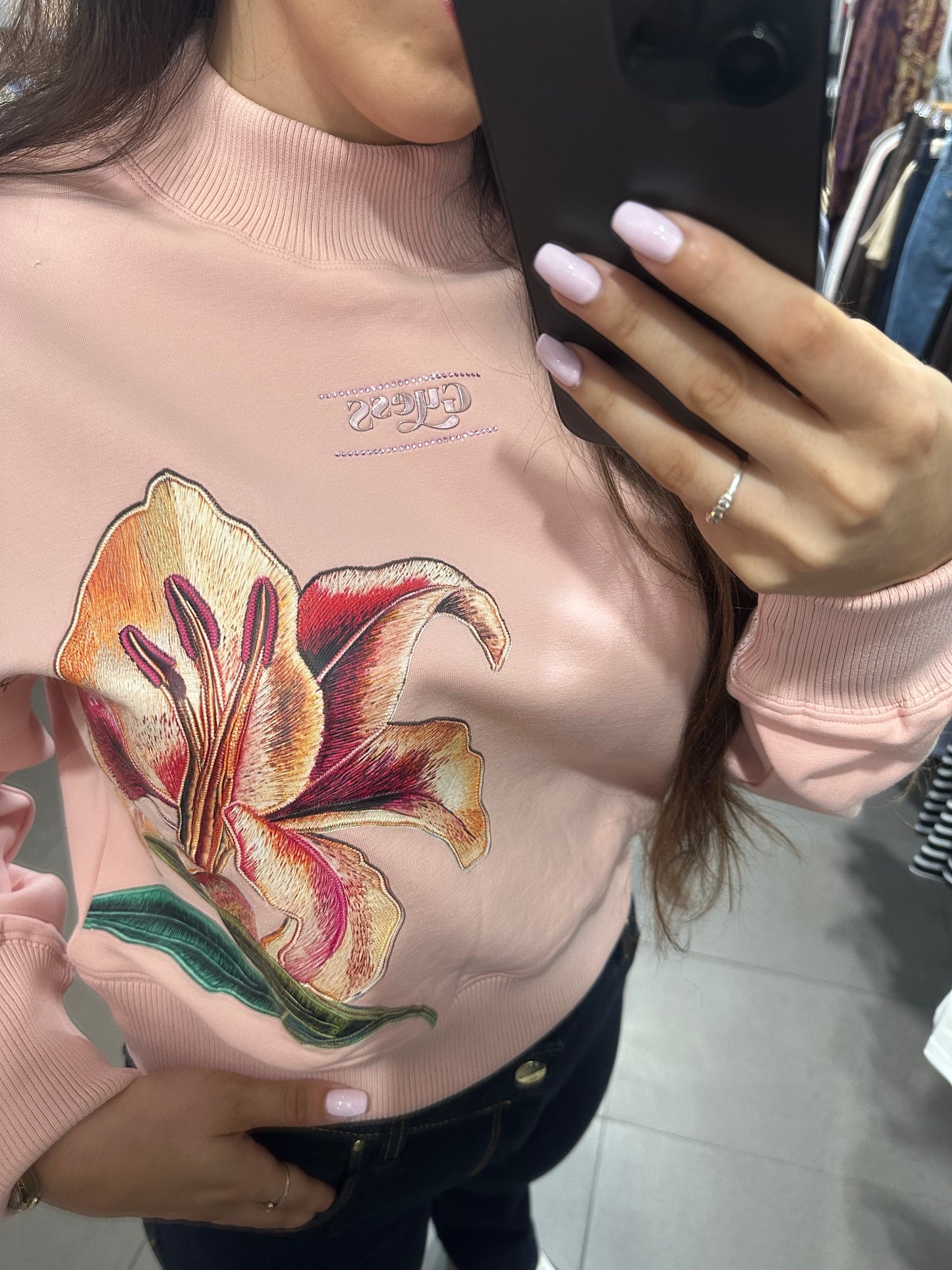 SUDADERA GUESS ROSA CON FLOR Y LOGO ROSZA METALIZADO Y BRILLOS ROSAS