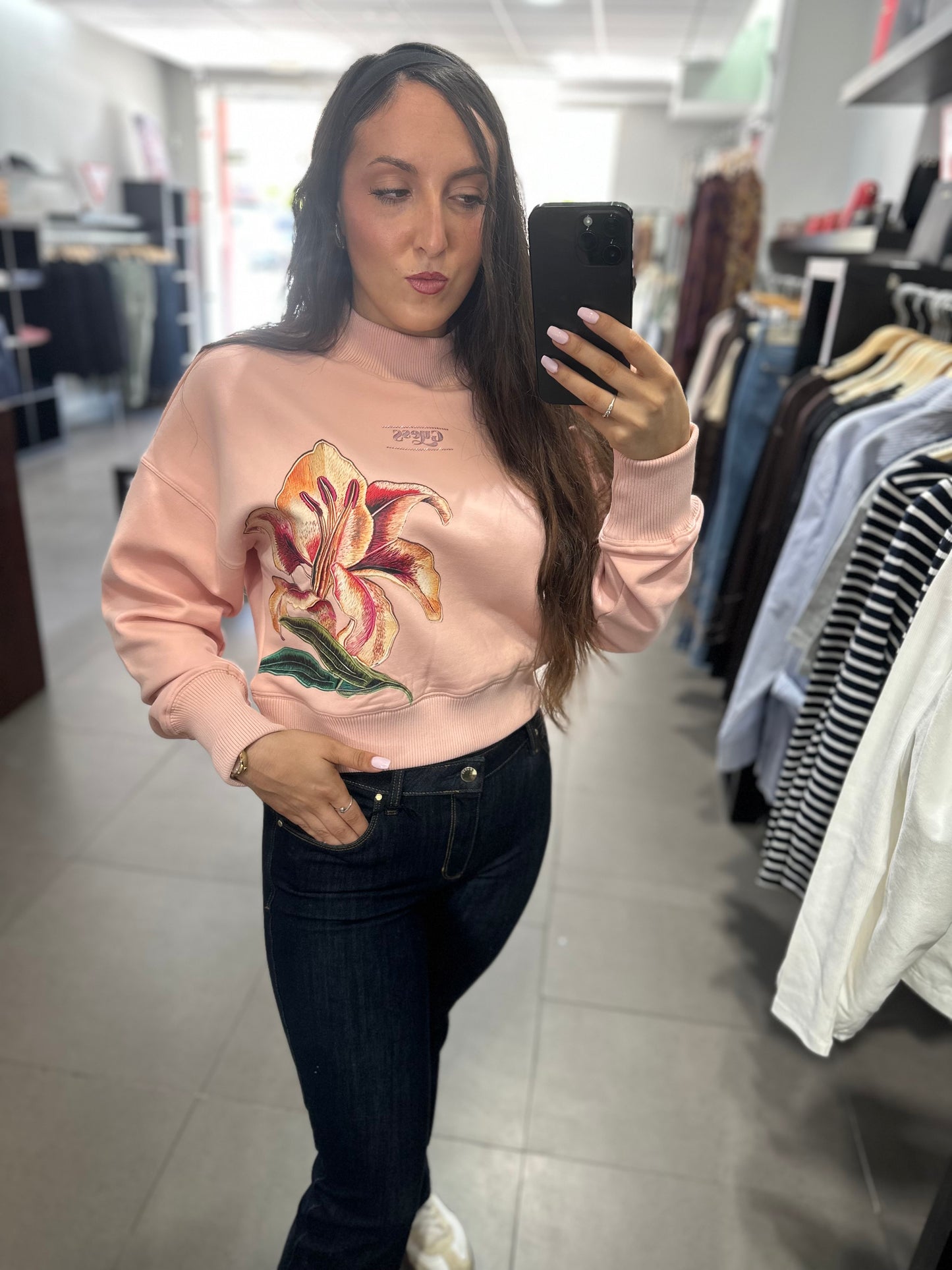 SUDADERA GUESS ROSA CON FLOR Y LOGO ROSZA METALIZADO Y BRILLOS ROSAS