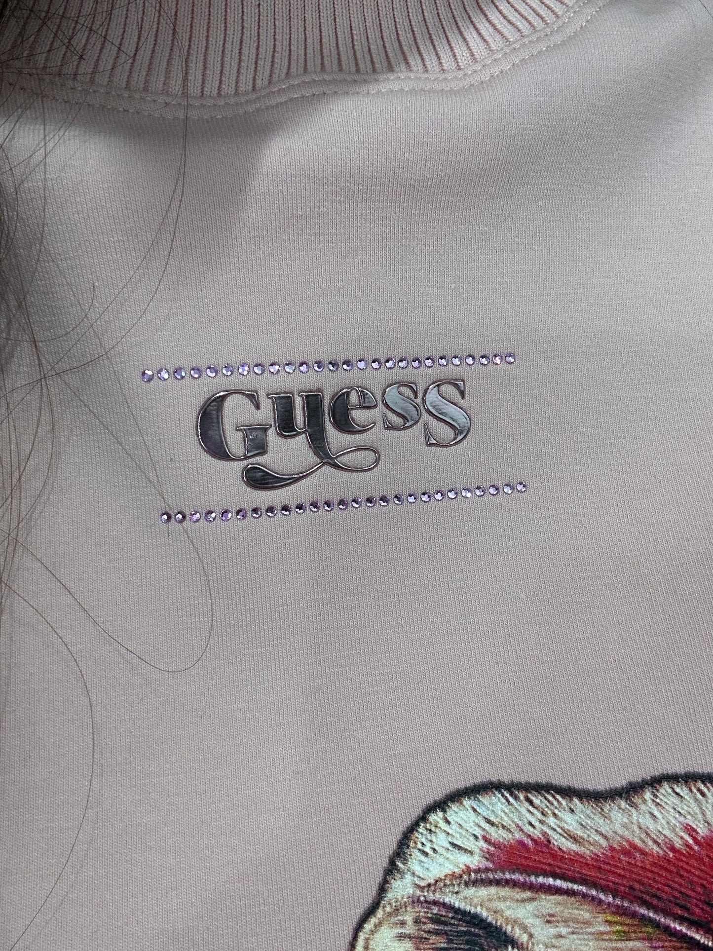 SUDADERA GUESS ROSA CON FLOR Y LOGO ROSZA METALIZADO Y BRILLOS ROSAS