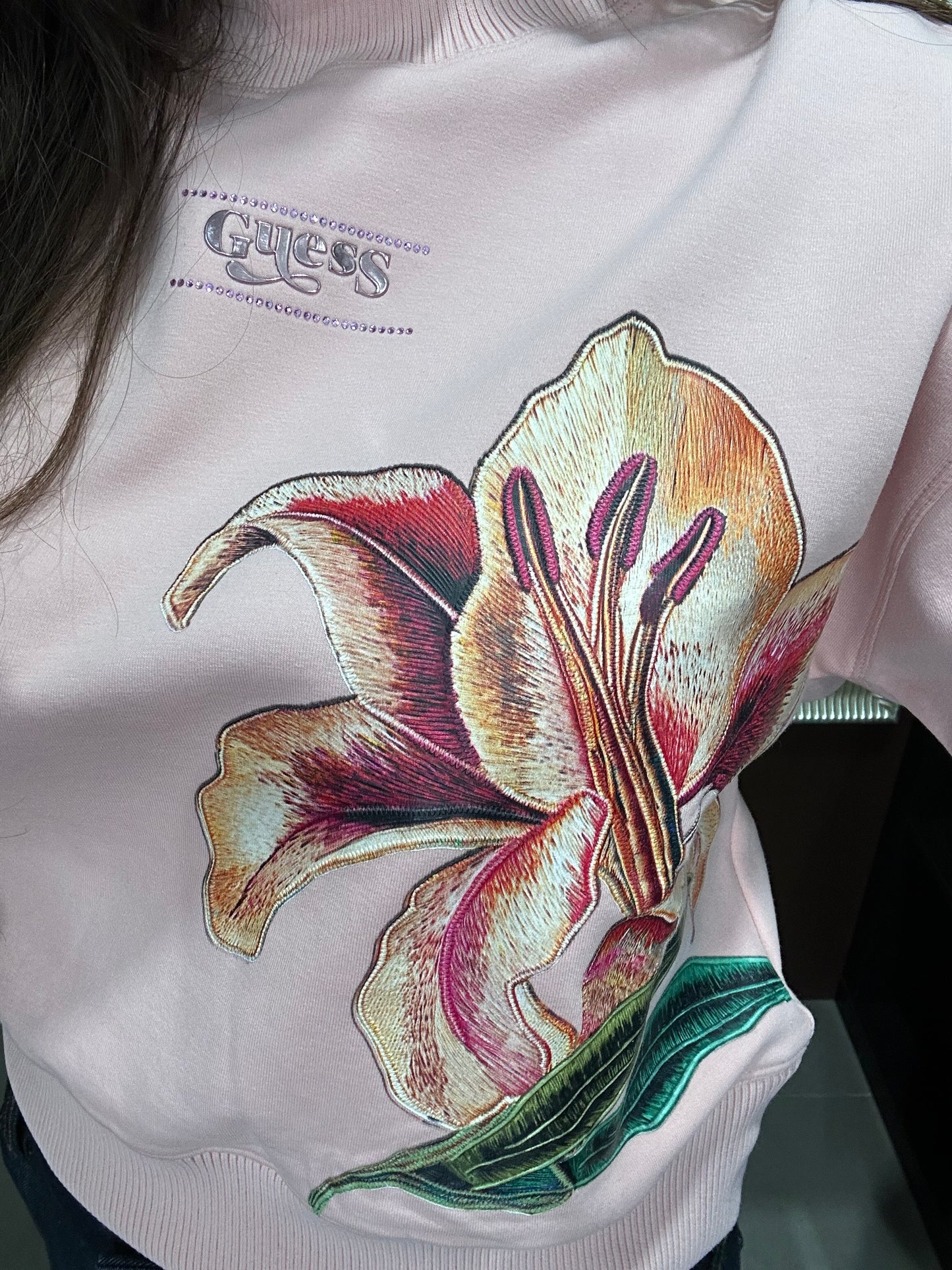 SUDADERA GUESS ROSA CON FLOR Y LOGO ROSZA METALIZADO Y BRILLOS ROSAS