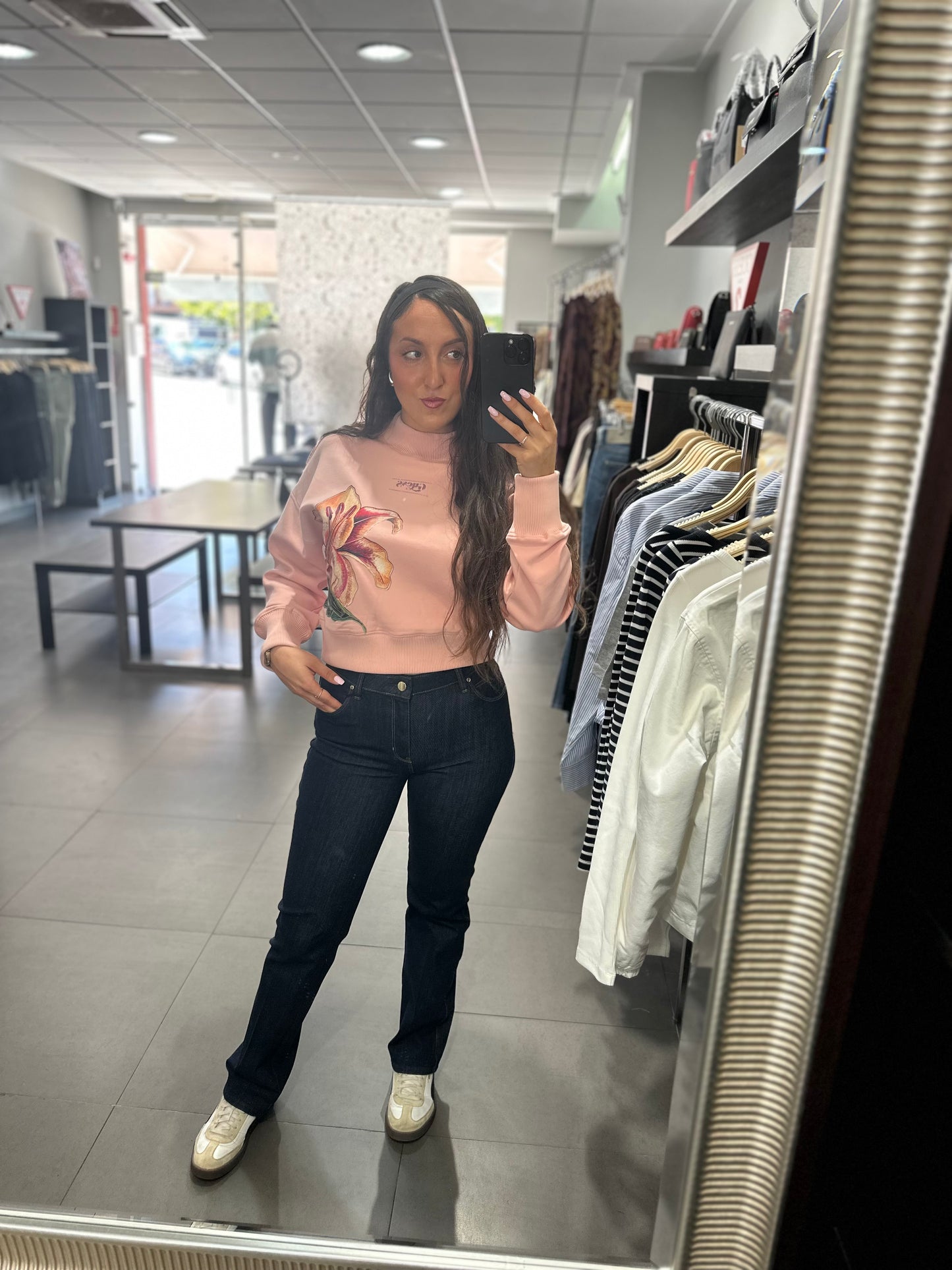 SUDADERA GUESS ROSA CON FLOR Y LOGO ROSZA METALIZADO Y BRILLOS ROSAS
