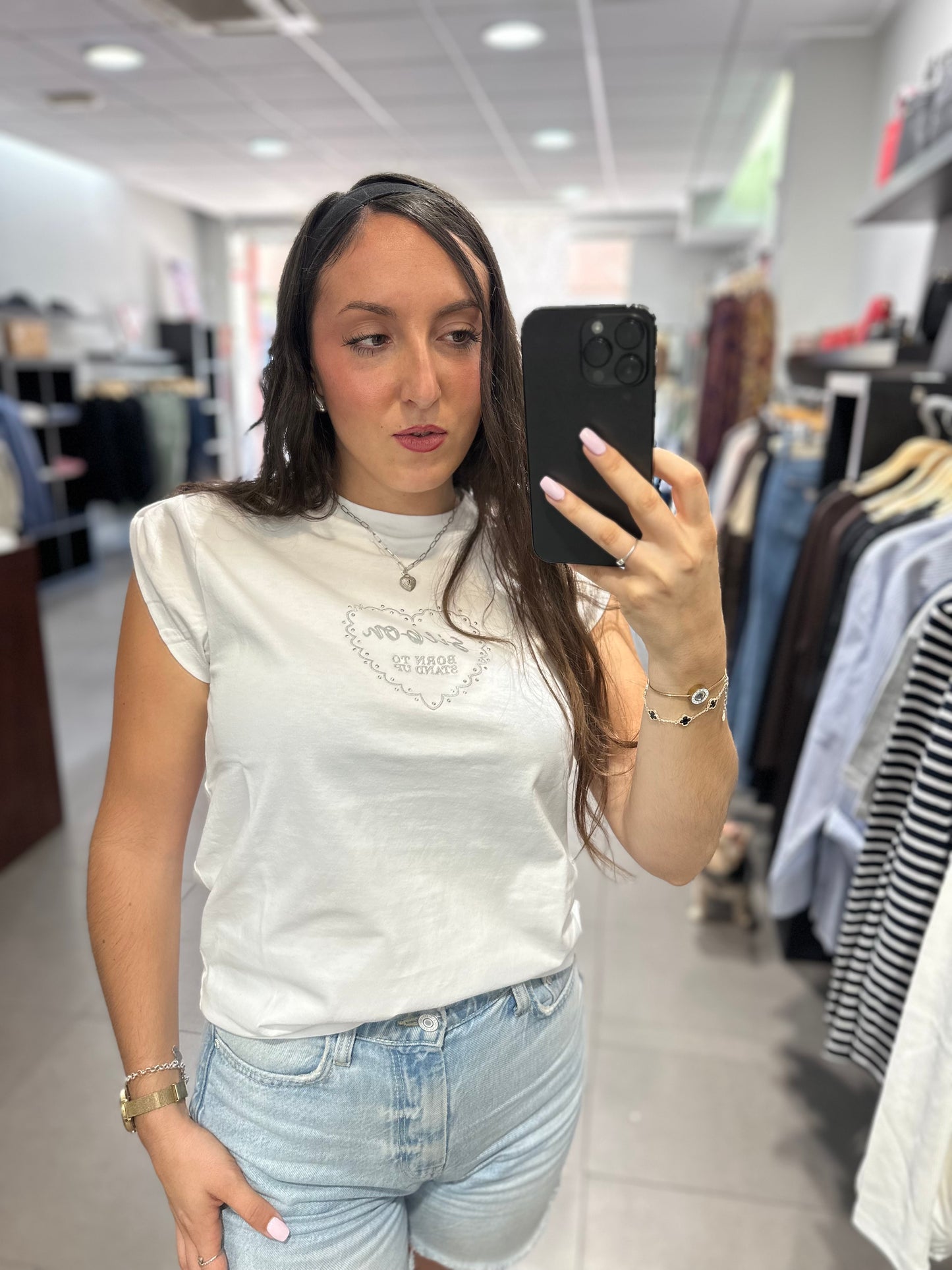 CAMISETA SILBON BLANCA CON LOGO BORDADO PLATEADO CON MANGA DOBLE POSICIÓN