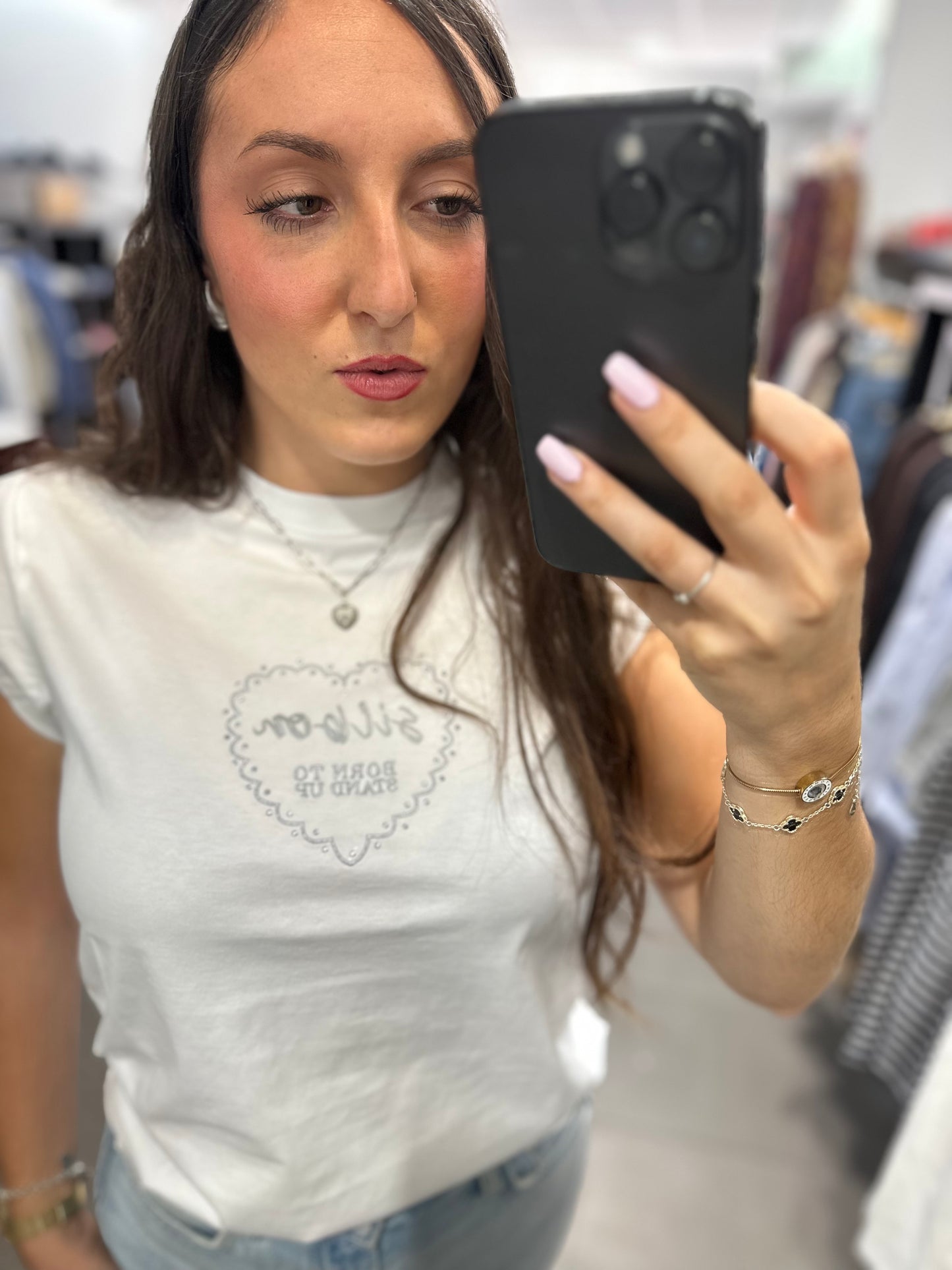 CAMISETA SILBON BLANCA CON LOGO BORDADO PLATEADO CON MANGA DOBLE POSICIÓN