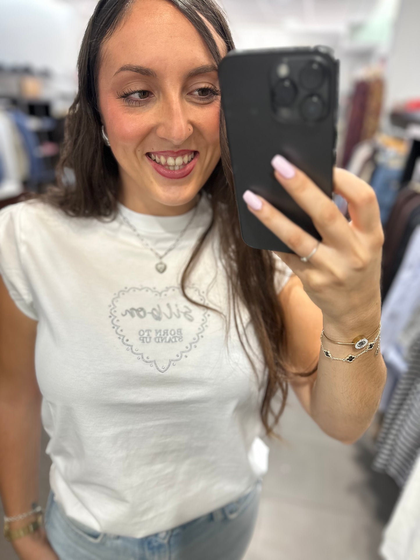 CAMISETA SILBON BLANCA CON LOGO BORDADO PLATEADO CON MANGA DOBLE POSICIÓN