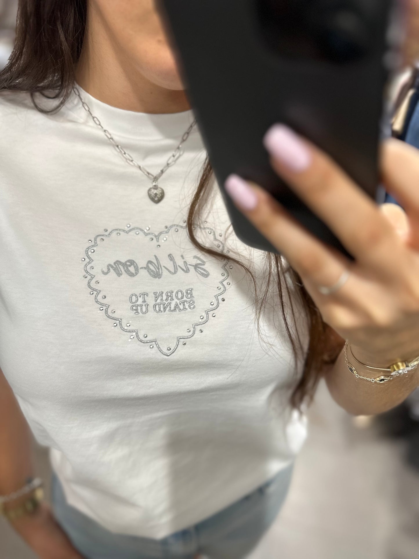 CAMISETA SILBON BLANCA CON LOGO BORDADO PLATEADO CON MANGA DOBLE POSICIÓN