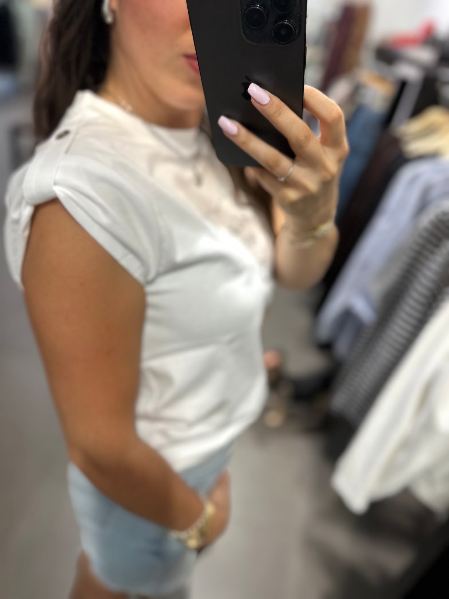 CAMISETA SILBON BLANCA CON LOGO BORDADO PLATEADO CON MANGA DOBLE POSICIÓN