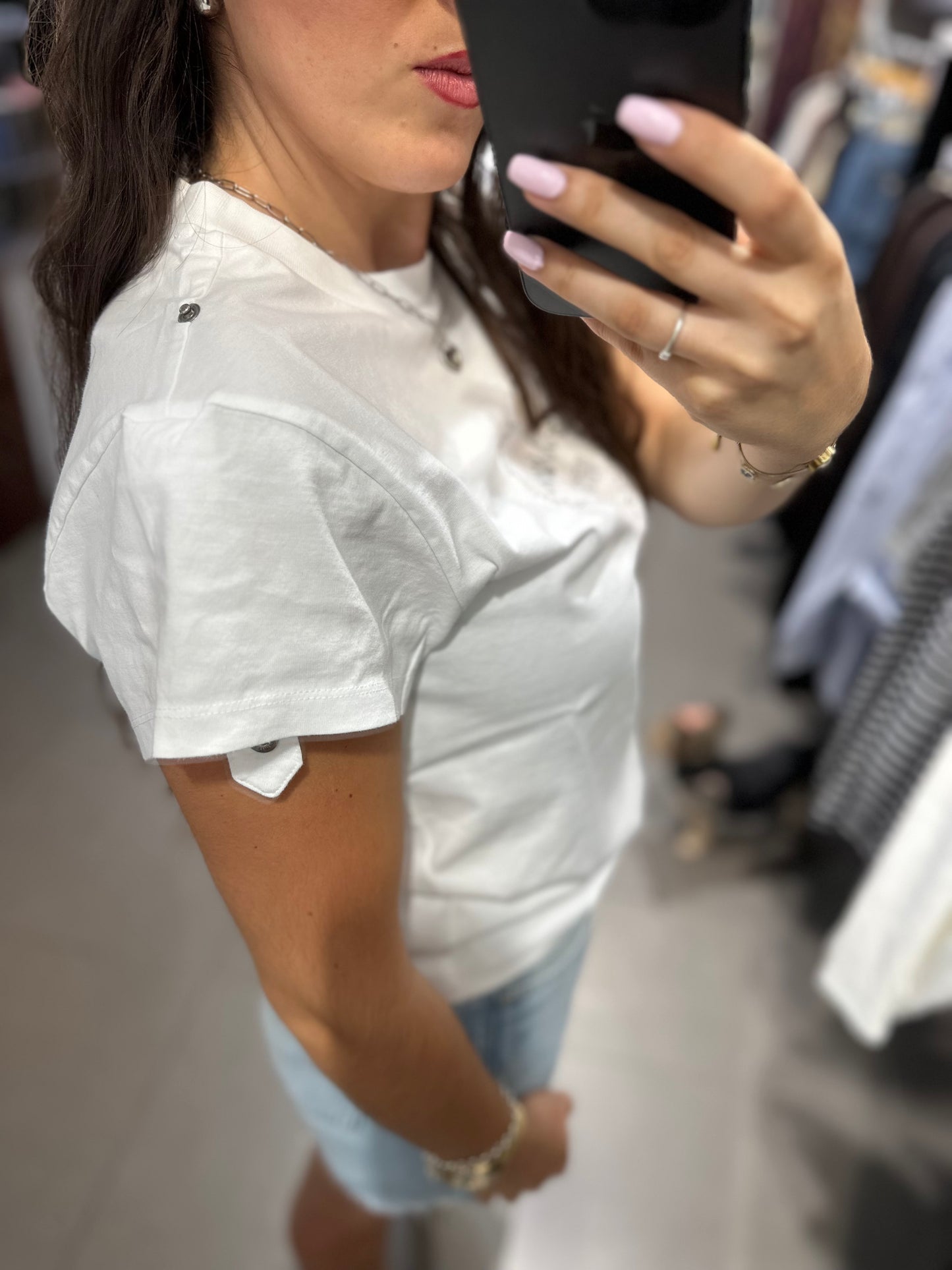 CAMISETA SILBON BLANCA CON LOGO BORDADO PLATEADO CON MANGA DOBLE POSICIÓN