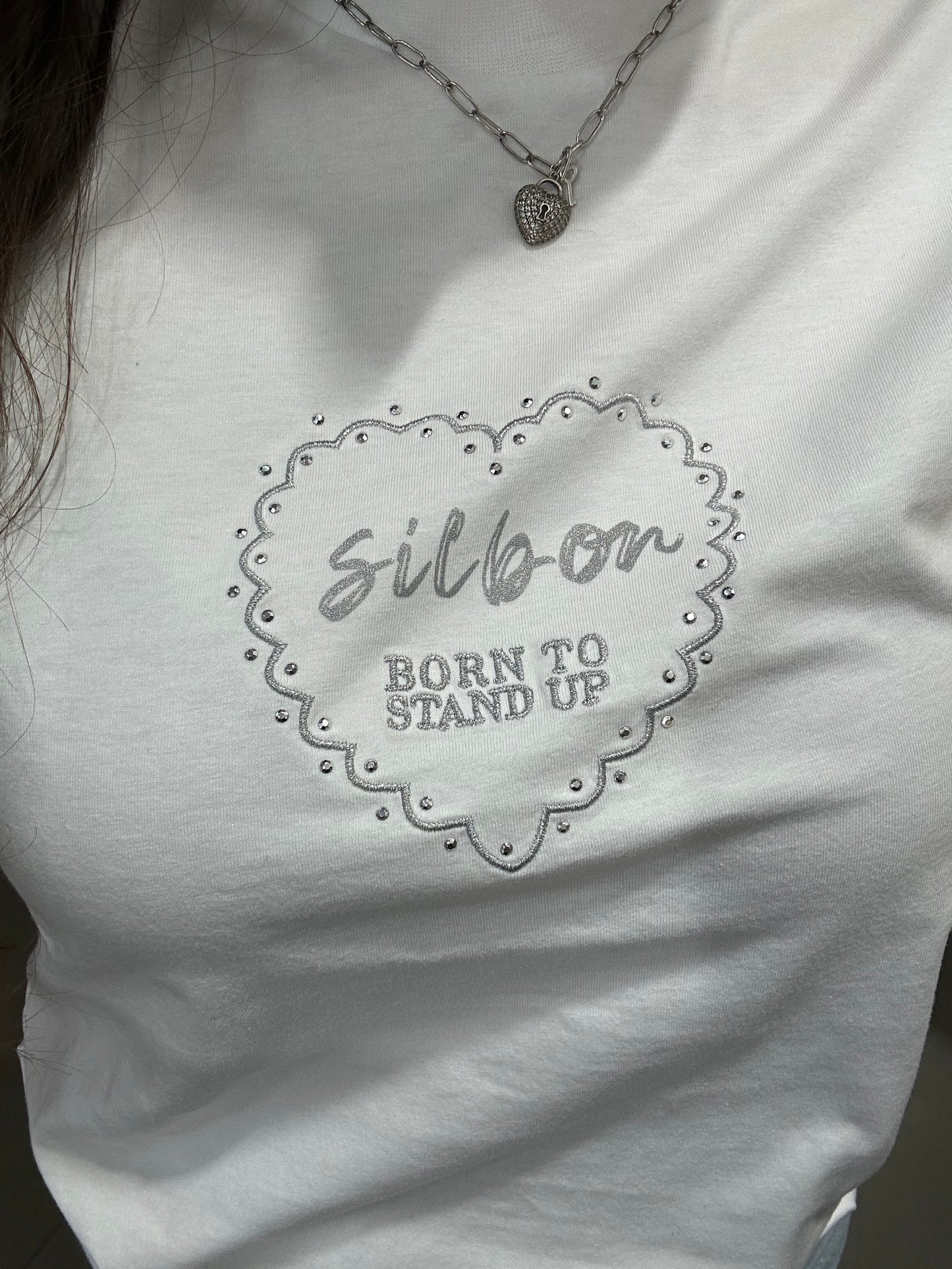 CAMISETA SILBON BLANCA CON LOGO BORDADO PLATEADO CON MANGA DOBLE POSICIÓN