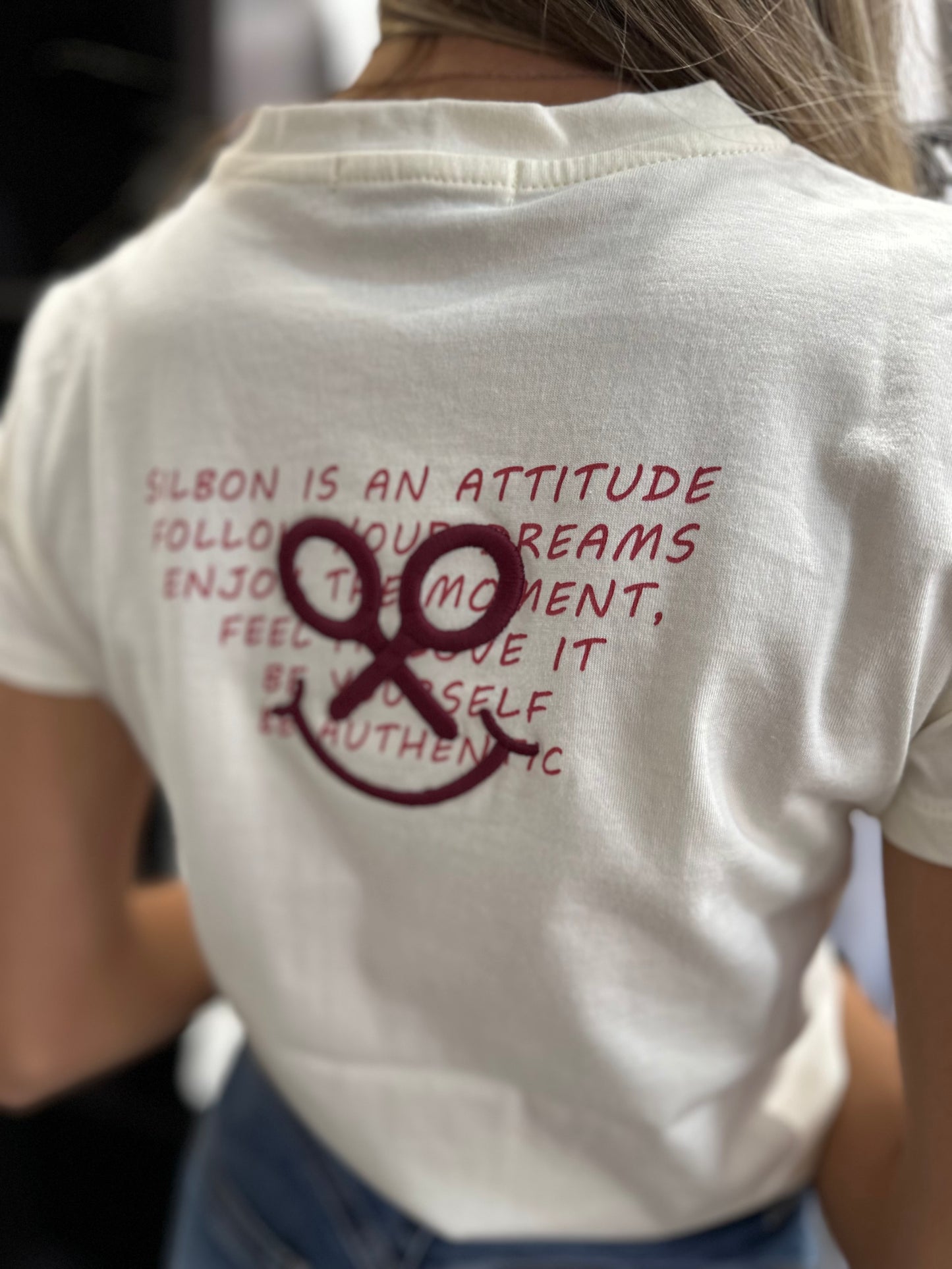 CAMISETA SILBON CON LOGO BORDADO EN LA ESPALDA
