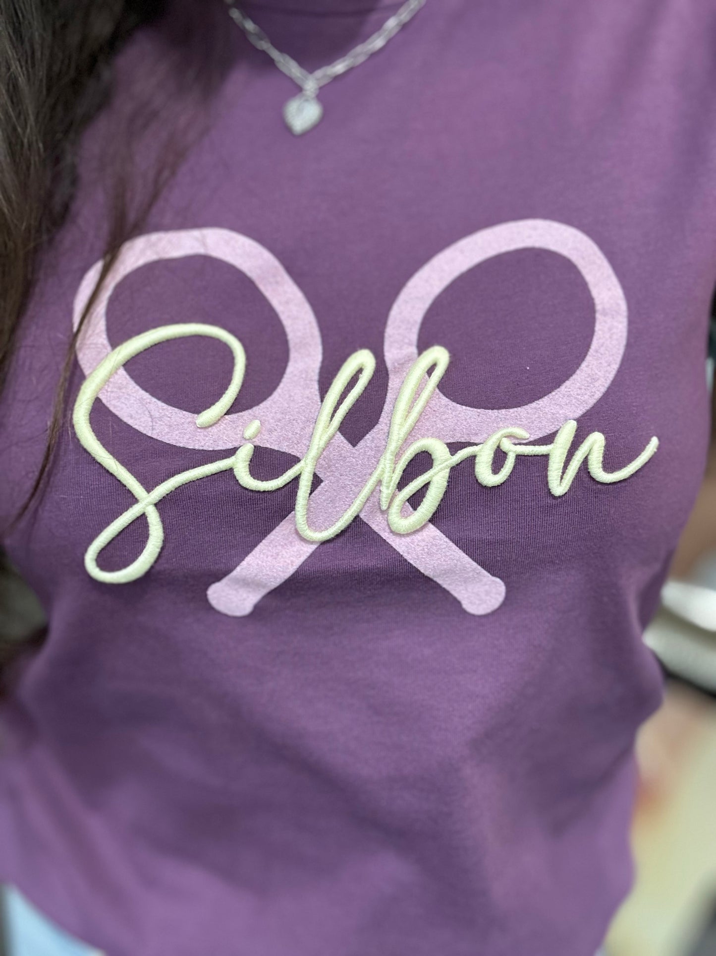 CAMISETA SILBON BERENJENA CON LOGO BORDADO