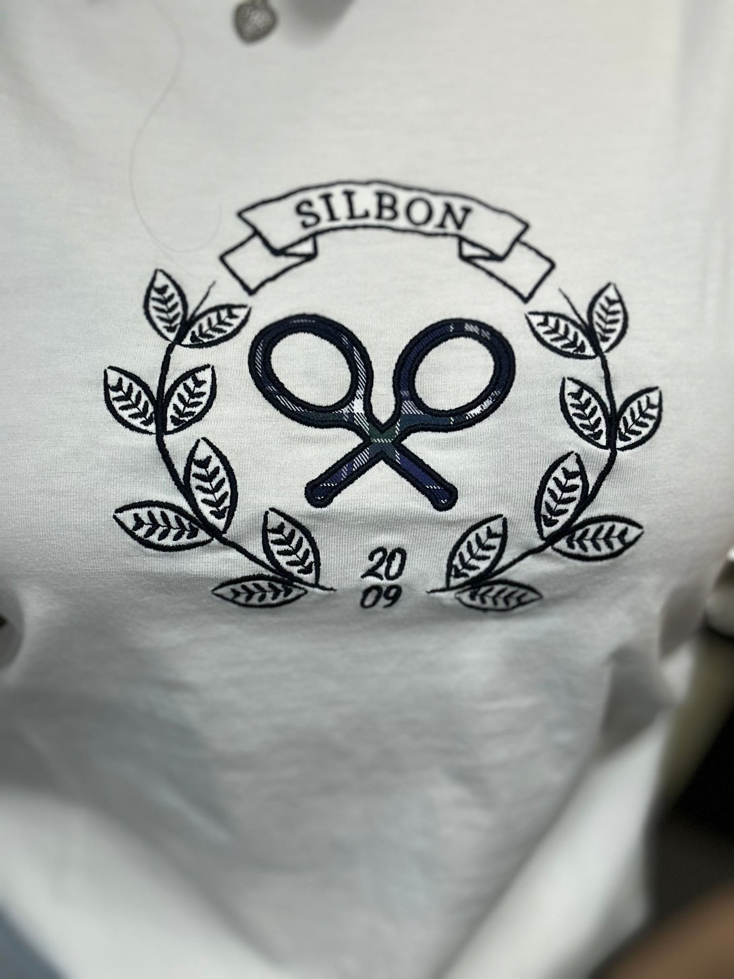 SUDADERA SILBON BLANCA CON LOGO BORDADO