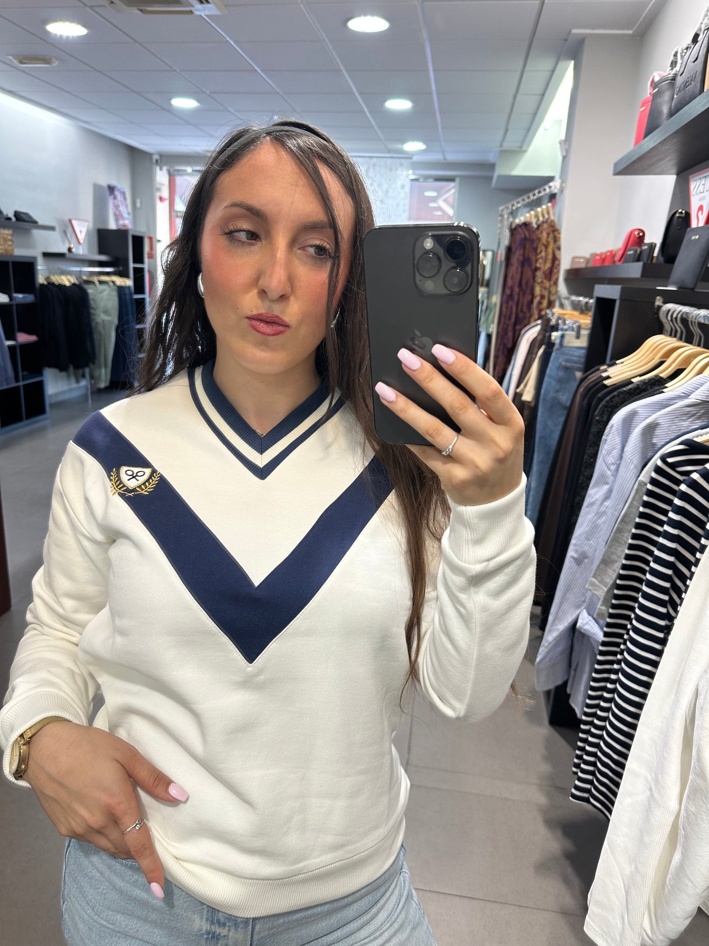 SUDADERA SILBON BLANCA Y AZUL MARINA CON CUELLO EN V Y LOGO BORDADO
