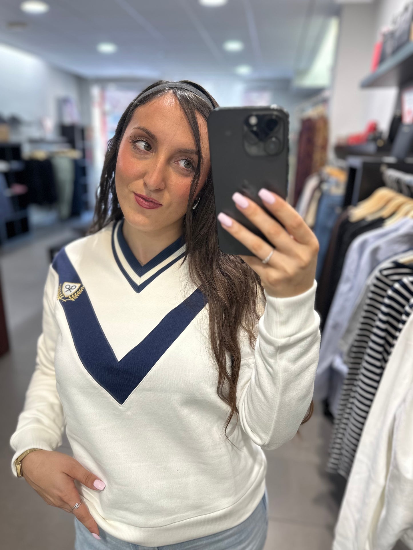 SUDADERA SILBON BLANCA Y AZUL MARINA CON CUELLO EN V Y LOGO BORDADO