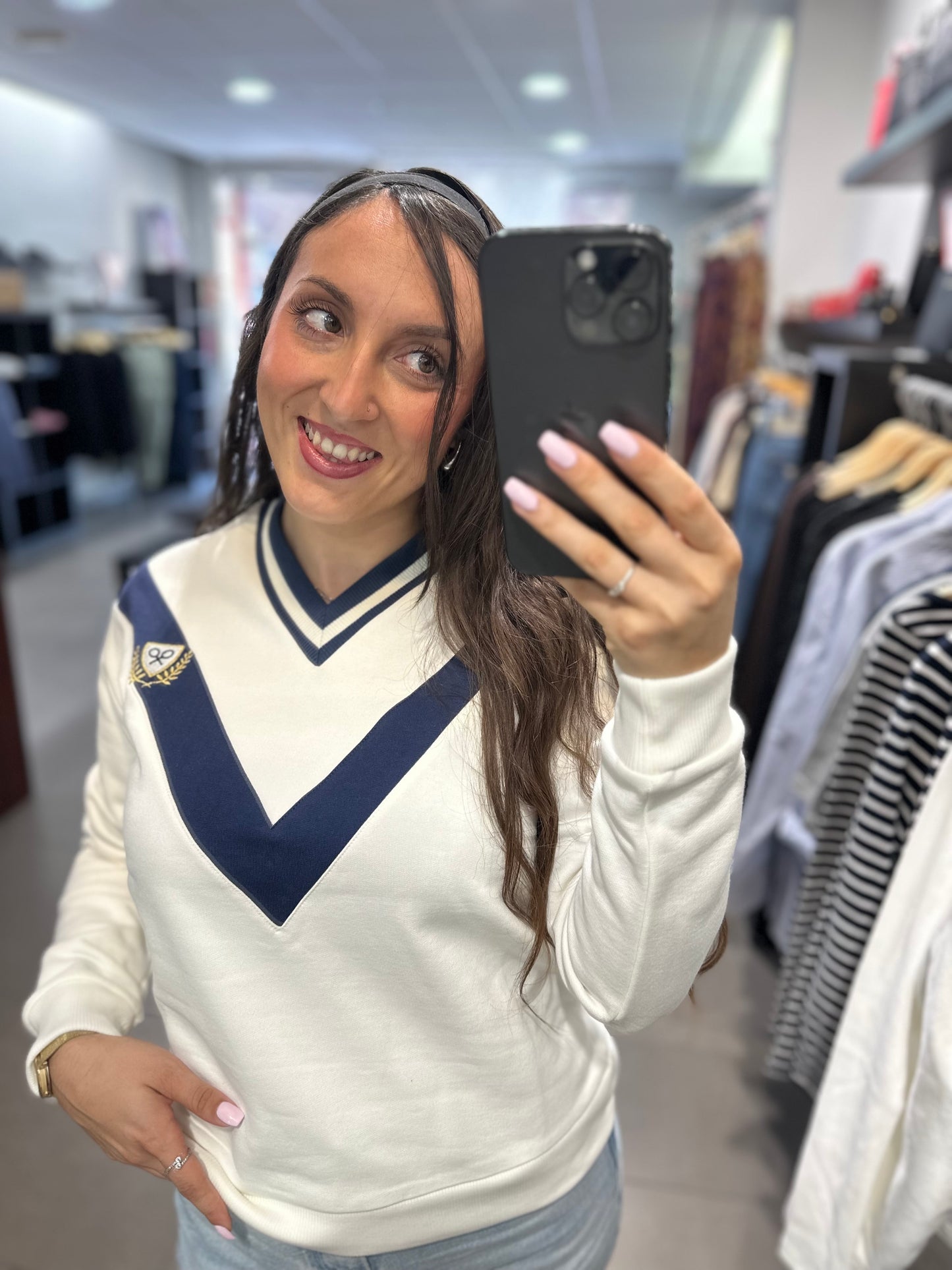 SUDADERA SILBON BLANCA Y AZUL MARINA CON CUELLO EN V Y LOGO BORDADO