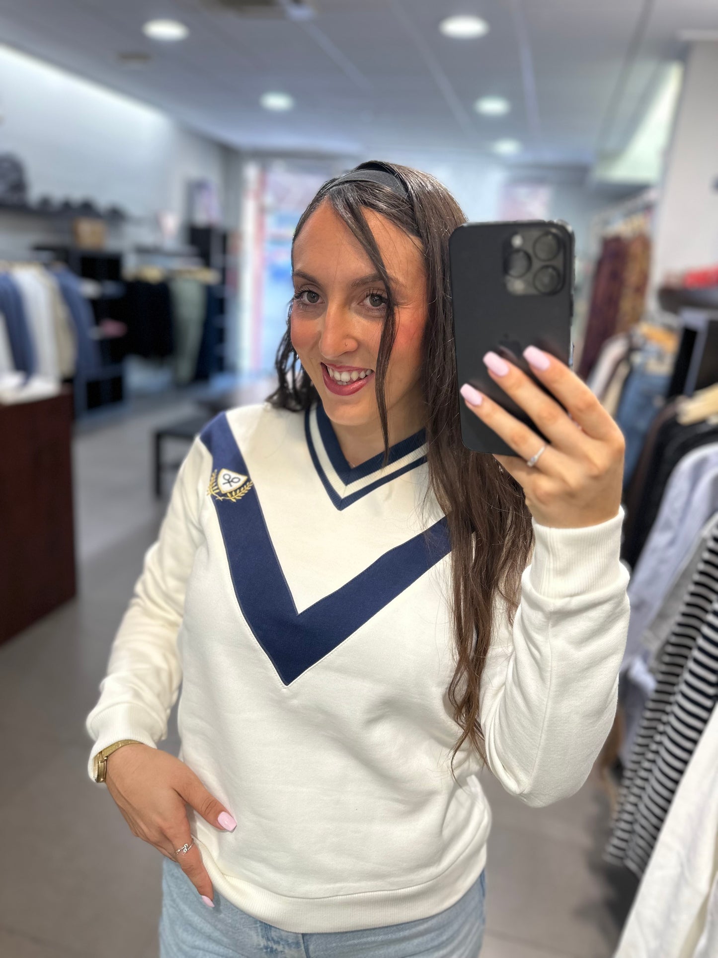 SUDADERA SILBON BLANCA Y AZUL MARINA CON CUELLO EN V Y LOGO BORDADO
