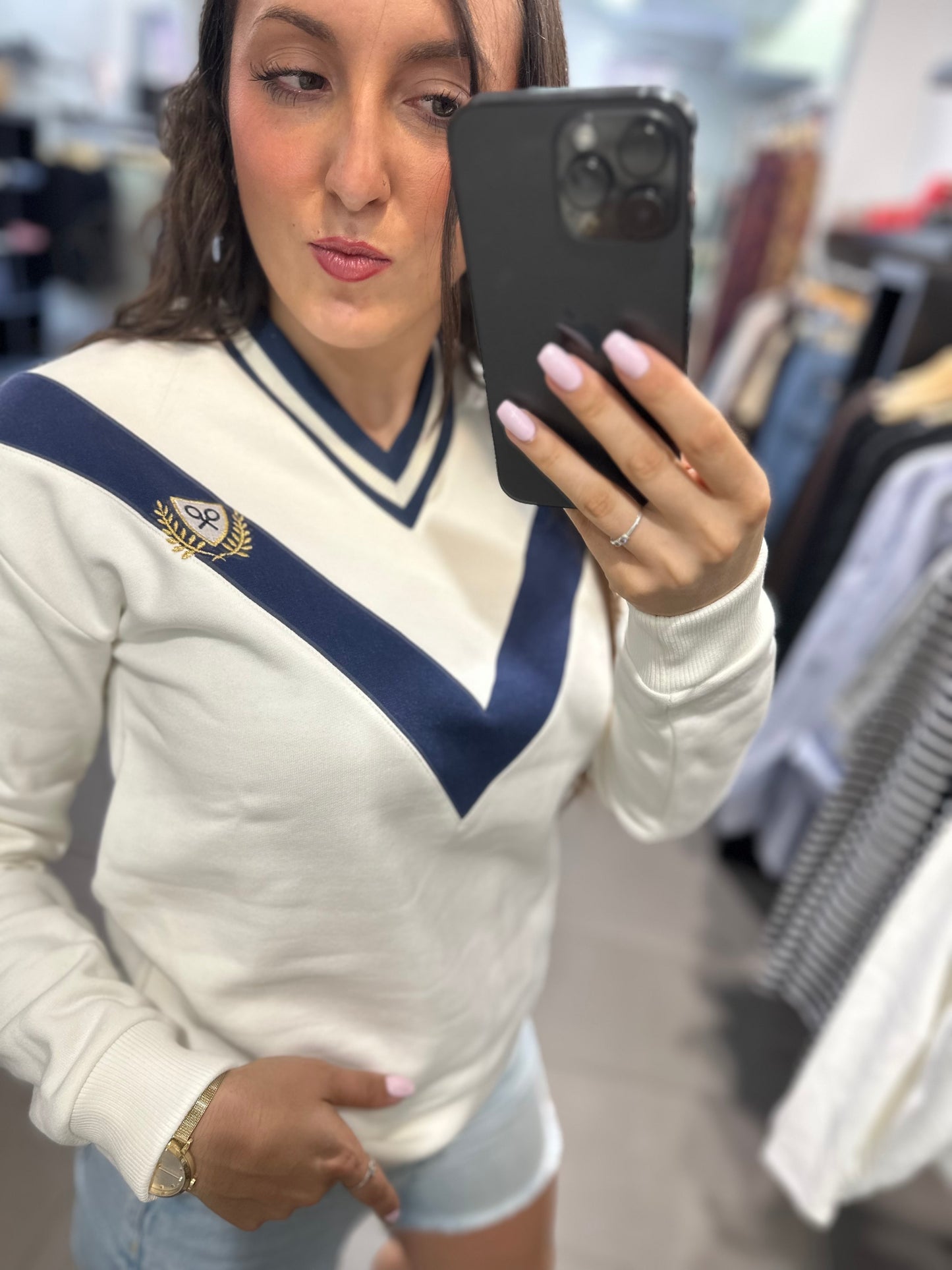 SUDADERA SILBON BLANCA Y AZUL MARINA CON CUELLO EN V Y LOGO BORDADO