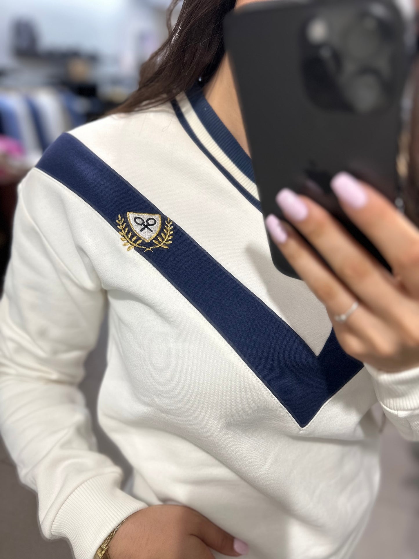 SUDADERA SILBON BLANCA Y AZUL MARINA CON CUELLO EN V Y LOGO BORDADO