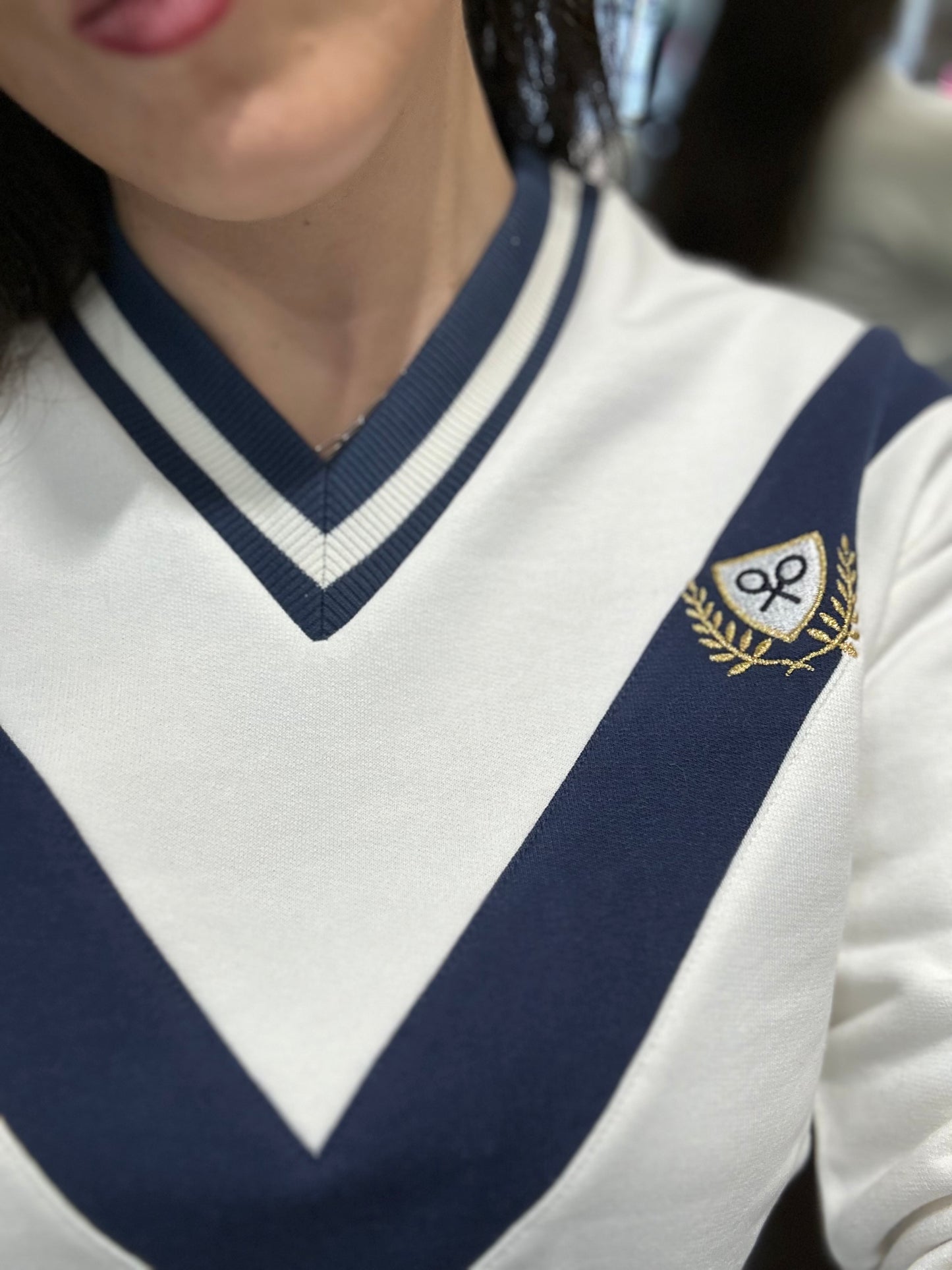 SUDADERA SILBON BLANCA Y AZUL MARINA CON CUELLO EN V Y LOGO BORDADO