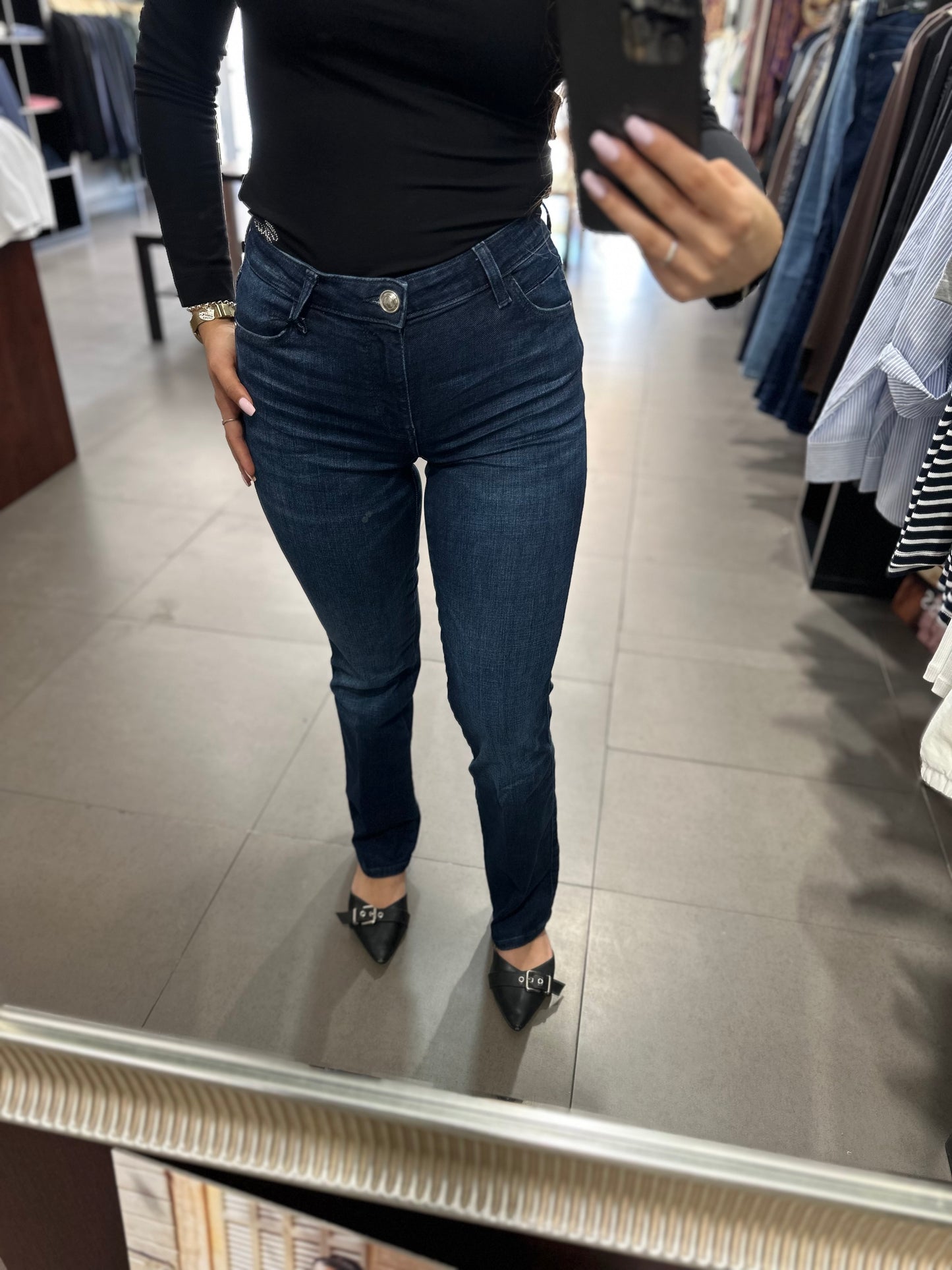 VAQUERO GUESS CORTE RECTO TIRO MEDIO ELASTICO CON LOGO PLATEADO AZUL OSCURO