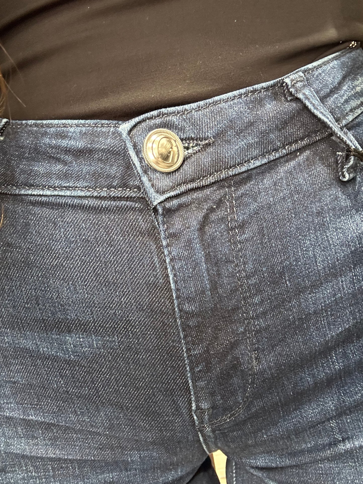 VAQUERO GUESS CORTE RECTO TIRO MEDIO ELASTICO CON LOGO PLATEADO AZUL OSCURO