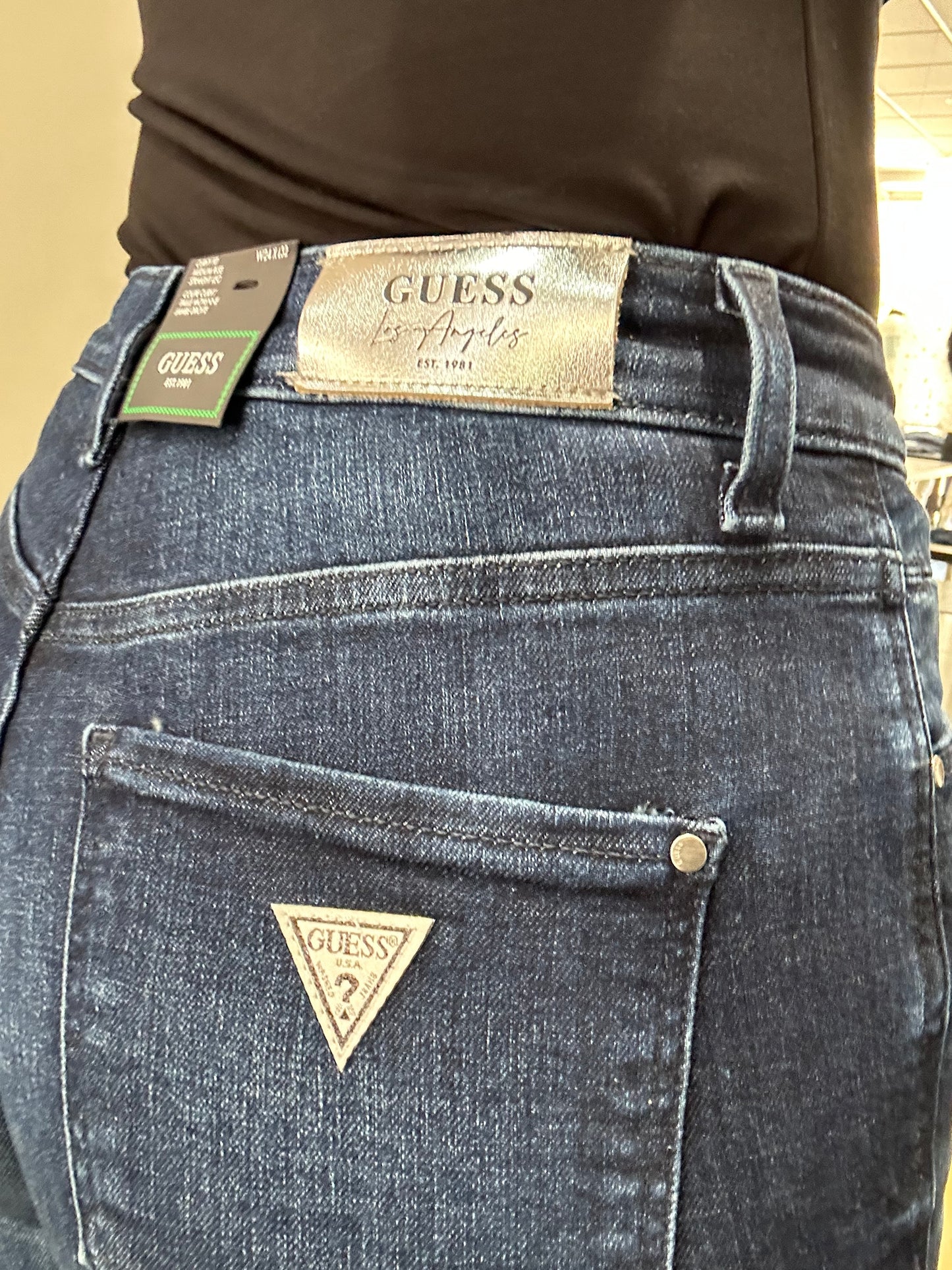 VAQUERO GUESS CORTE RECTO TIRO MEDIO ELASTICO CON LOGO PLATEADO AZUL OSCURO