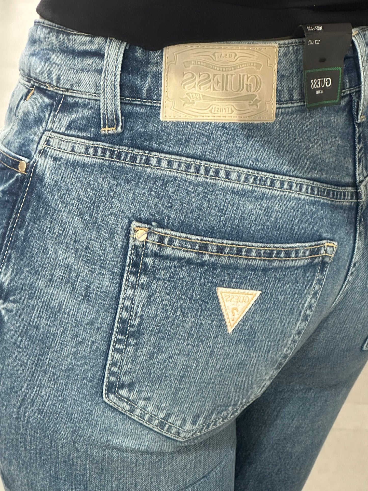 VAQUEROS GUESS CORTE RECTO TALLE MEDIO AZUL LAVADO CLARO