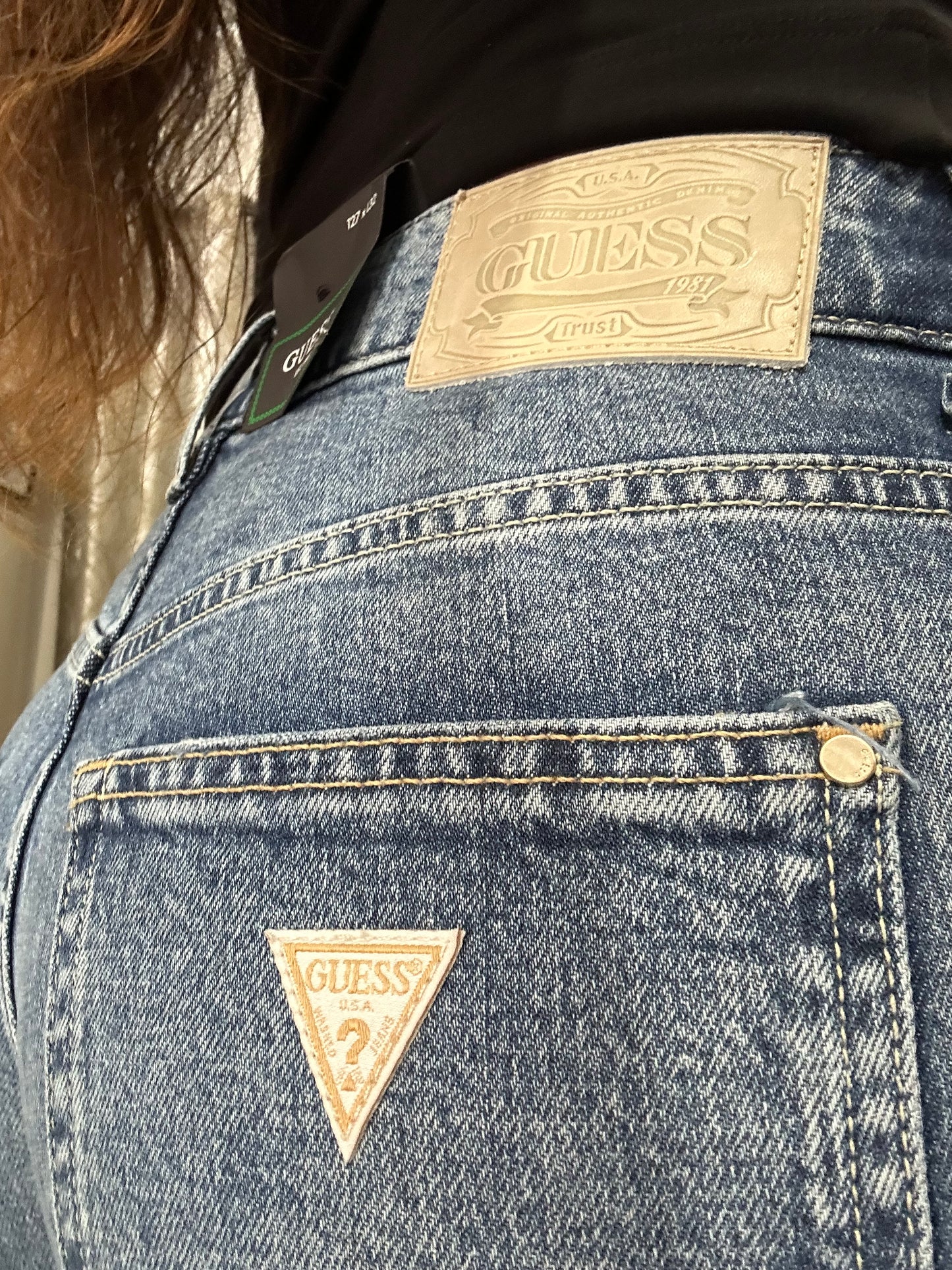 VAQUEROS GUESS CORTE RECTO TALLE MEDIO AZUL LAVADO CLARO