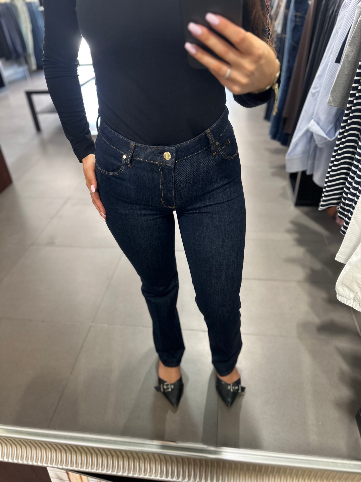 VAQUERO GUESS CORTE RECTO TIRO MEDIO CON LOGO DORADO ELASTICO AZUL OSCURO