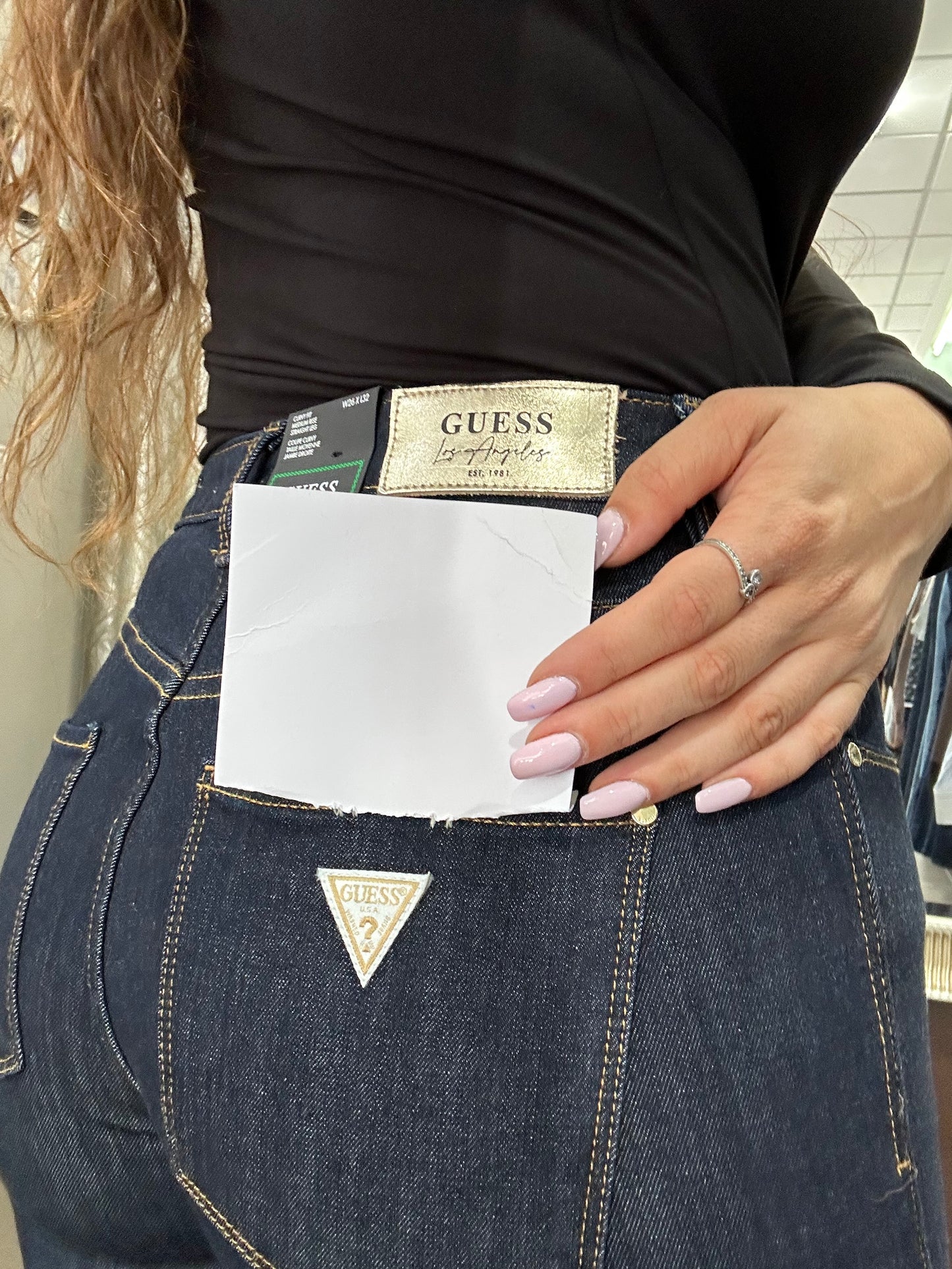 VAQUERO GUESS CORTE RECTO TIRO MEDIO CON LOGO DORADO ELASTICO AZUL OSCURO