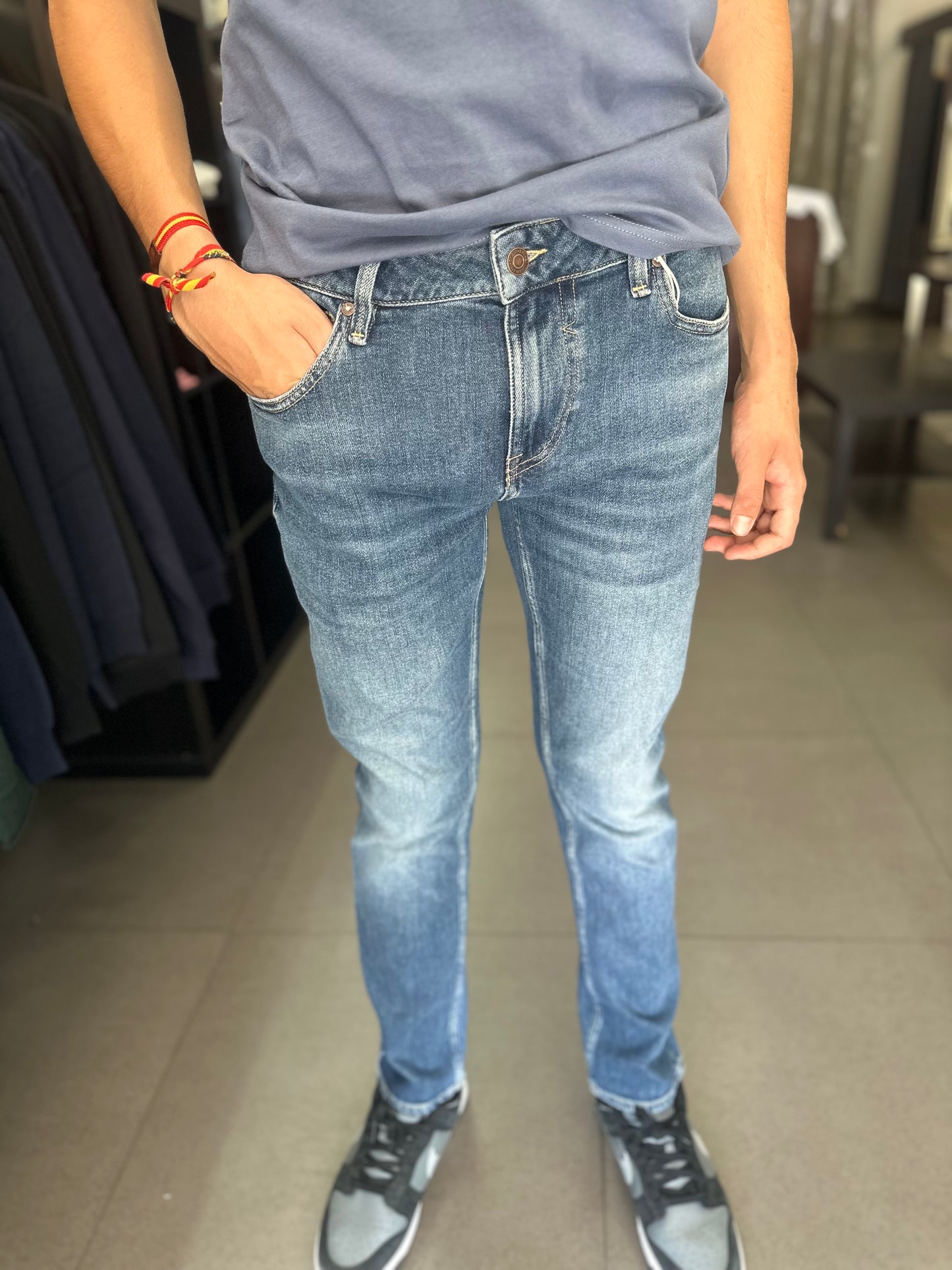VAQUERO GUESS HOMBRE ELASTICO CON LOGO BORDADO AZUL LAVADO MEDIO
