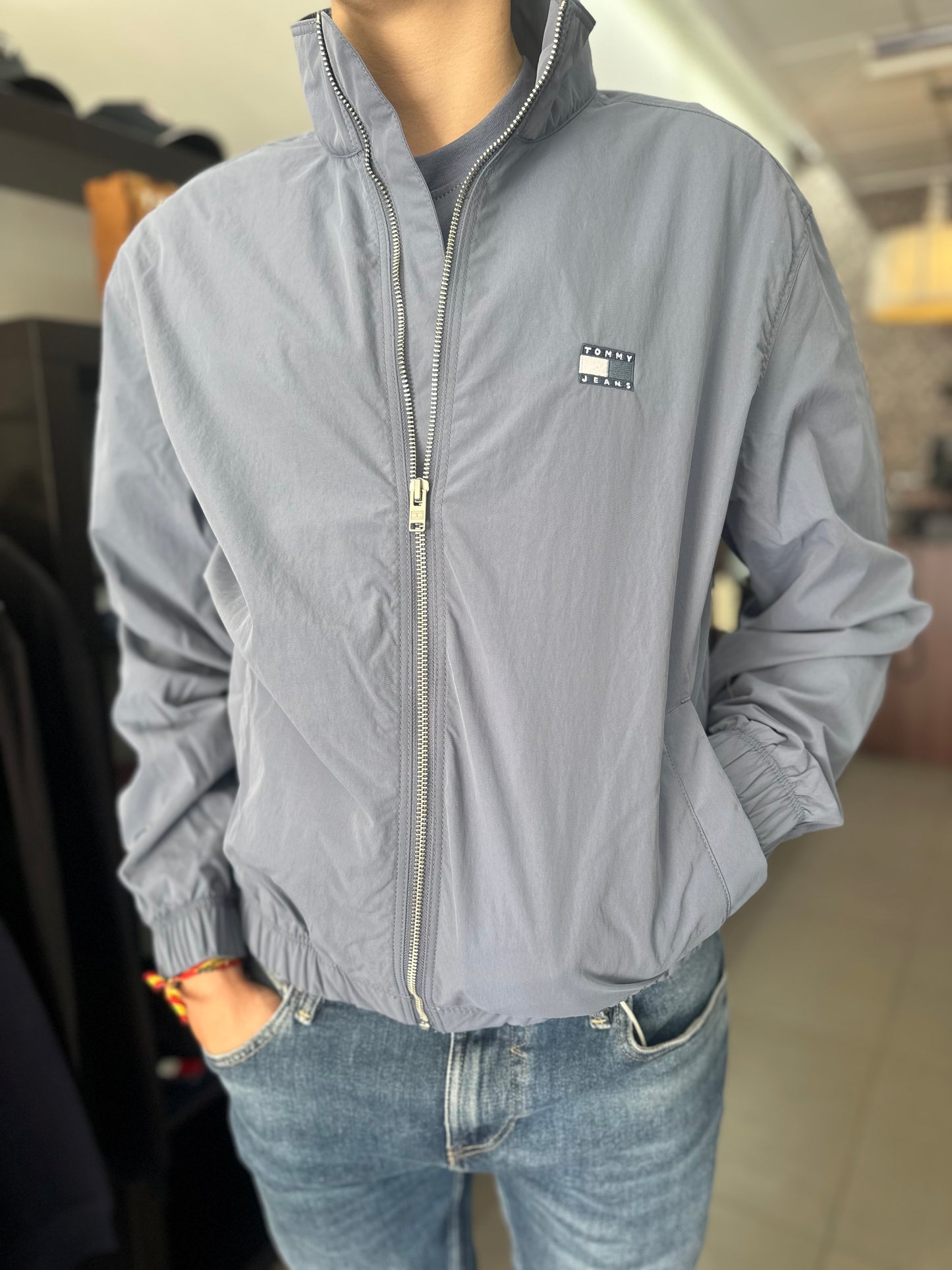CHAQUETA TOMMY JEANS AZUL CON LOGO BORDADO CORTAVIENTOS