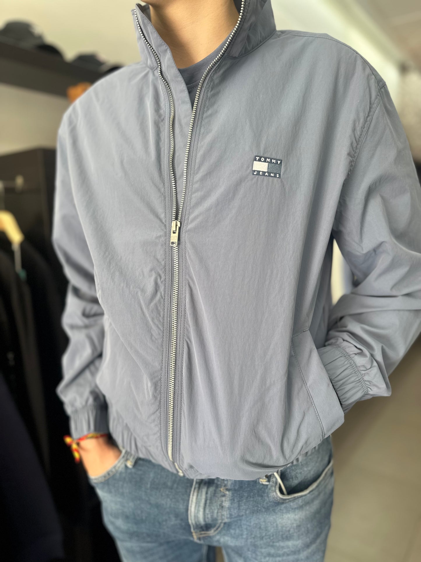 CHAQUETA TOMMY JEANS AZUL CON LOGO BORDADO CORTAVIENTOS