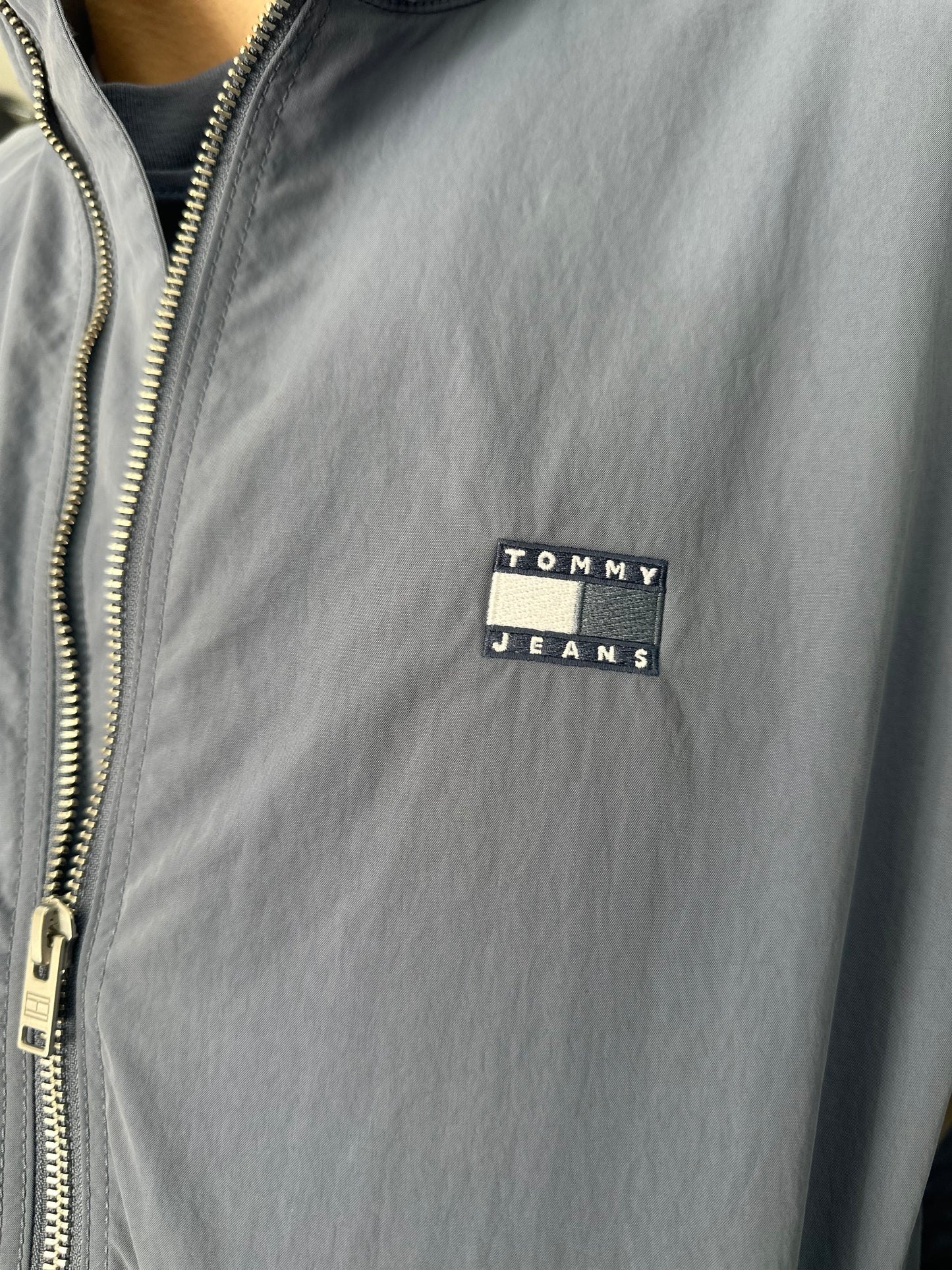 CHAQUETA TOMMY JEANS AZUL CON LOGO BORDADO CORTAVIENTOS