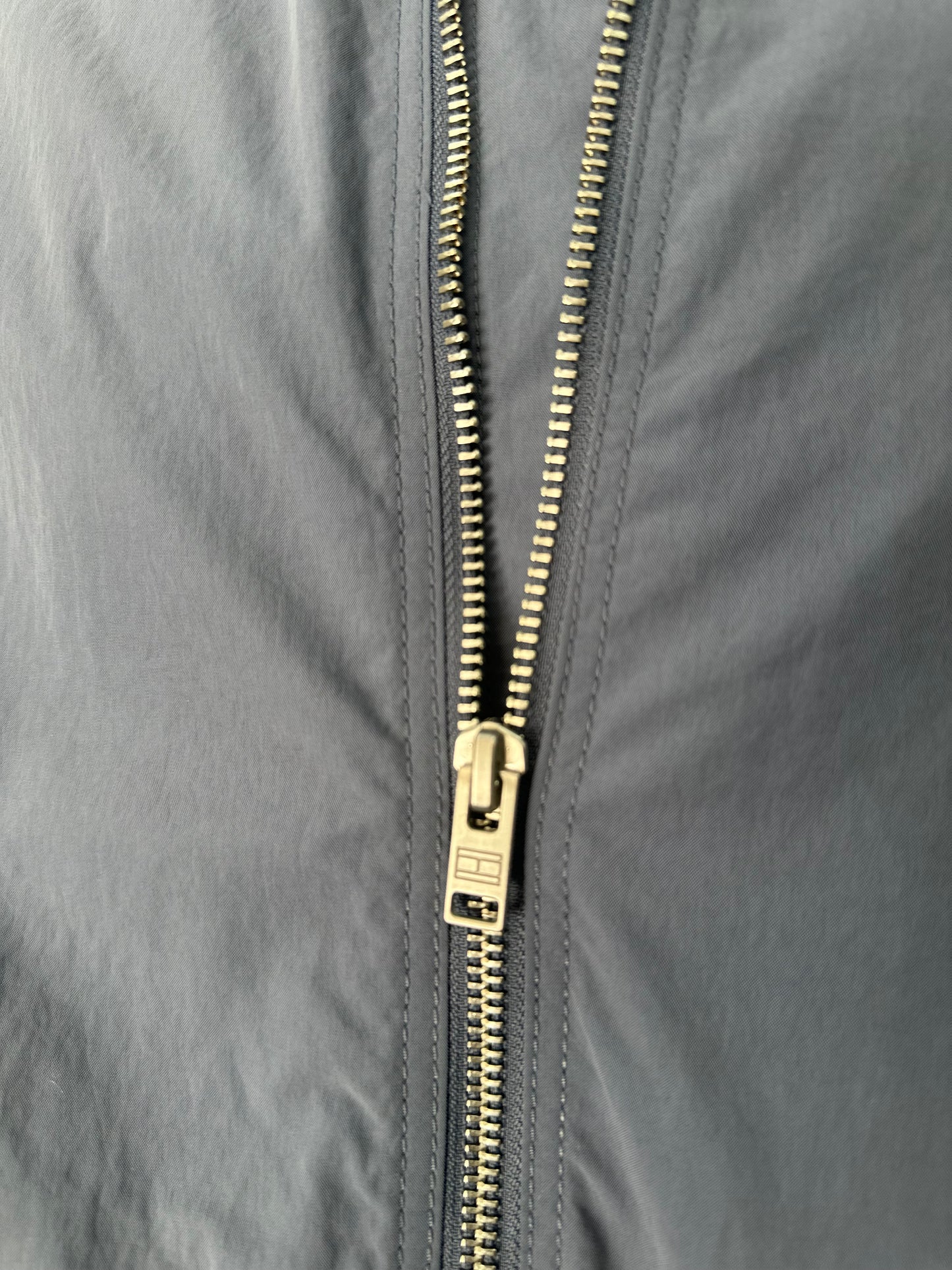 CHAQUETA TOMMY JEANS AZUL CON LOGO BORDADO CORTAVIENTOS