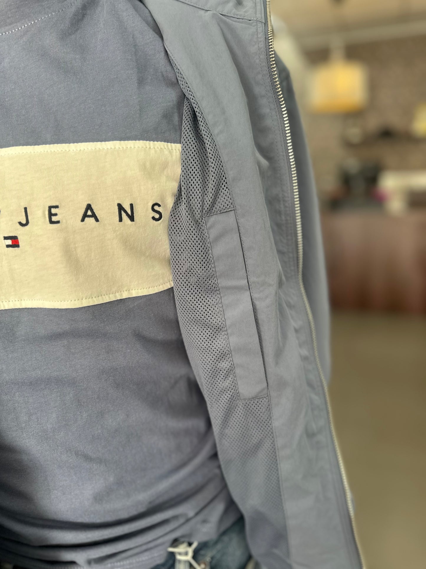 CHAQUETA TOMMY JEANS AZUL CON LOGO BORDADO CORTAVIENTOS