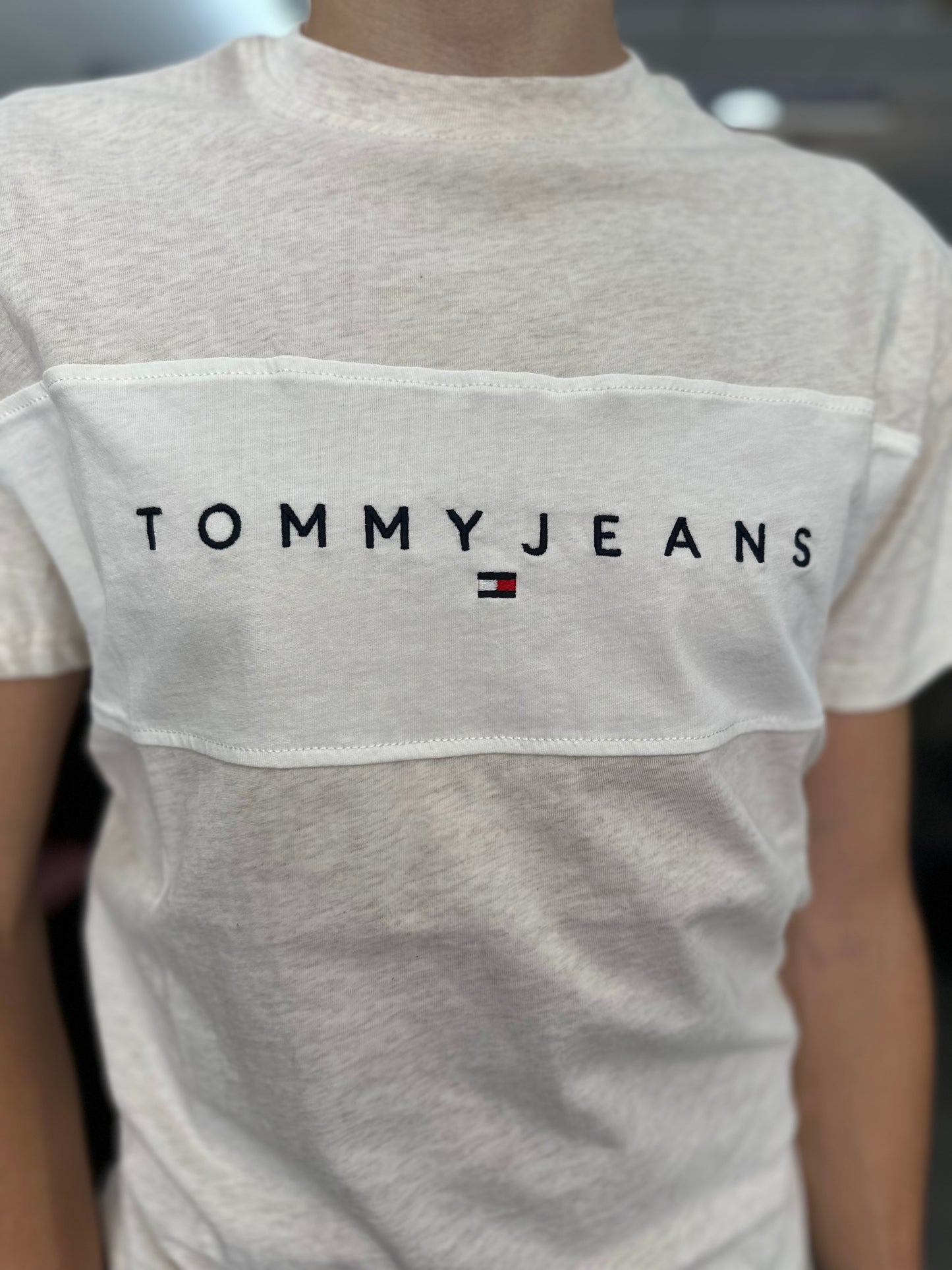 CAMISETA TOMMY JEANS BEIGE CON LOGO BORDADO MANGA CORTA