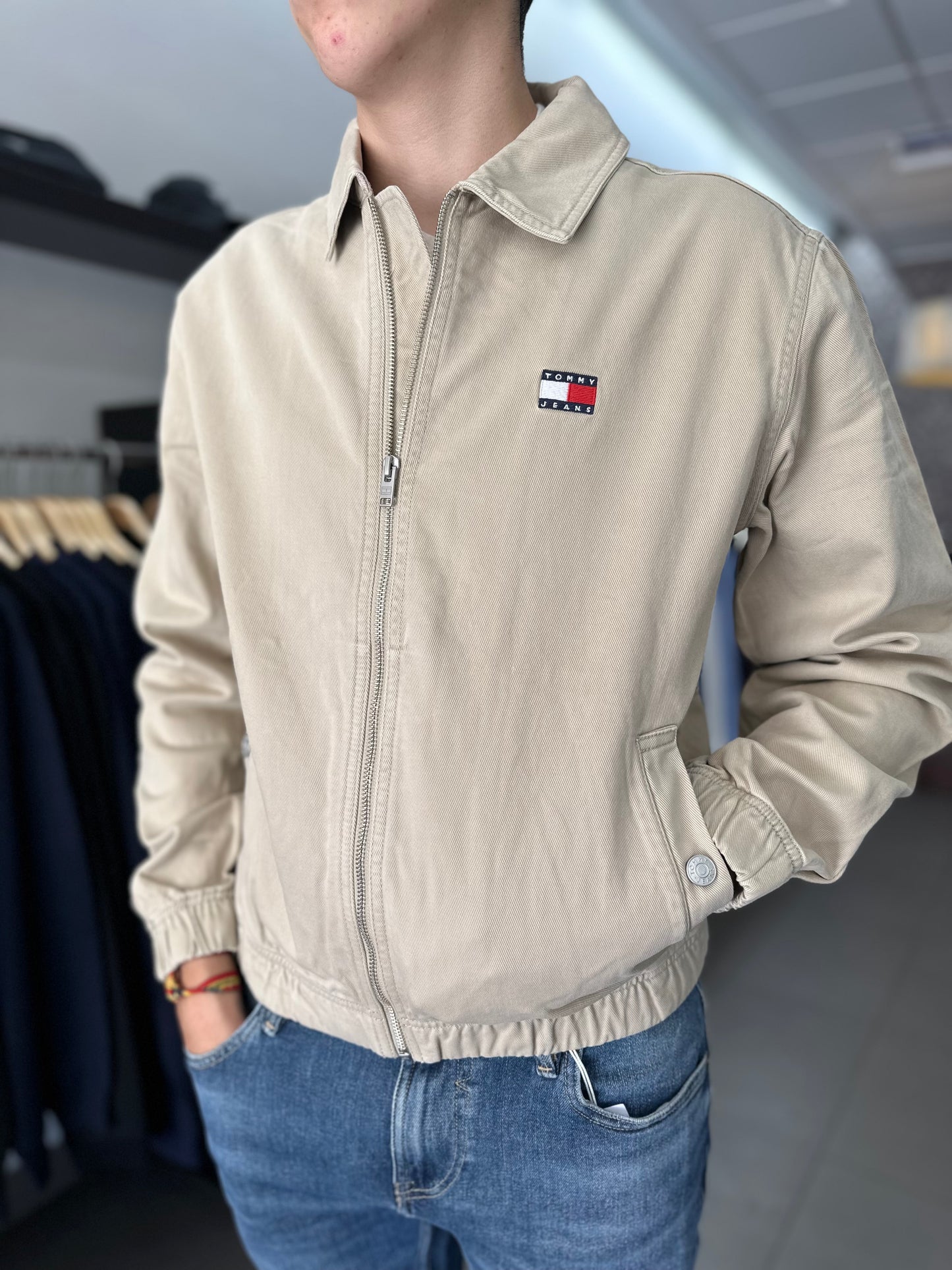 CHAQUETA TOMMY JEANS BEIGE DENIM CON BANDERA EN LA ESPALDA