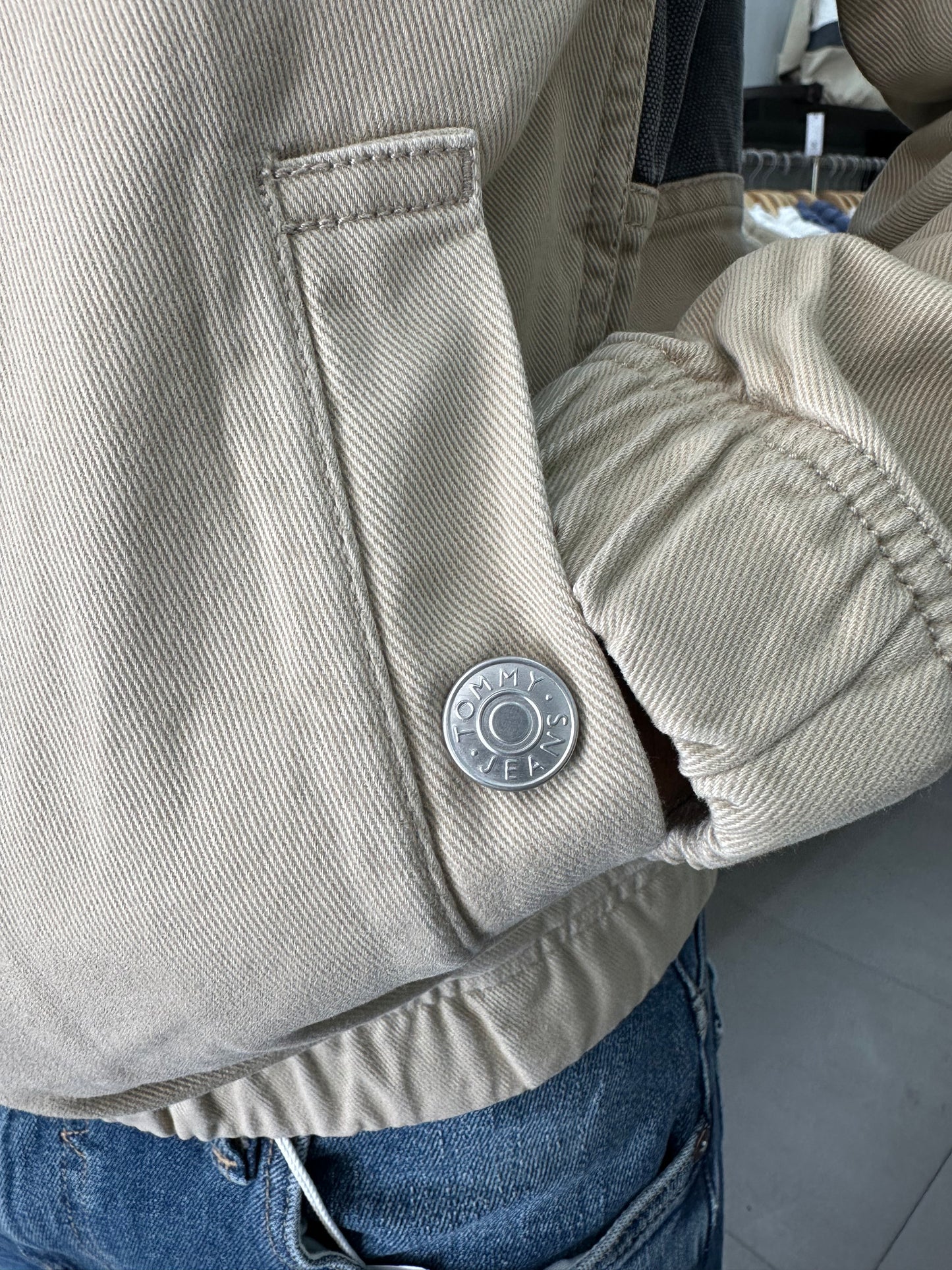 CHAQUETA TOMMY JEANS BEIGE DENIM CON BANDERA EN LA ESPALDA