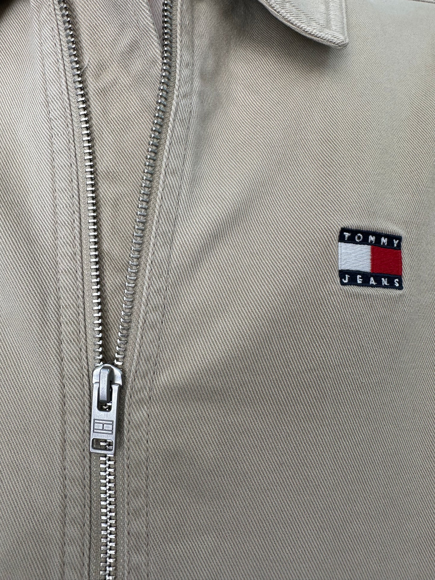 CHAQUETA TOMMY JEANS BEIGE DENIM CON BANDERA EN LA ESPALDA