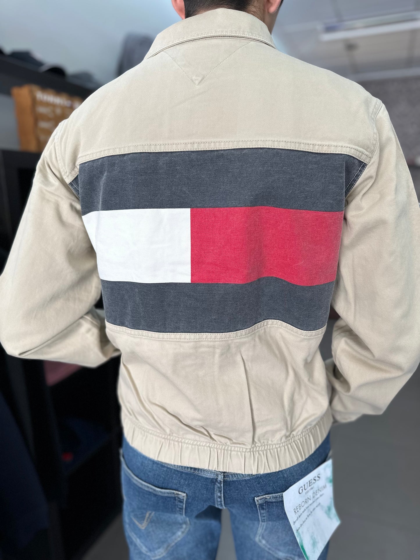CHAQUETA TOMMY JEANS BEIGE DENIM CON BANDERA EN LA ESPALDA