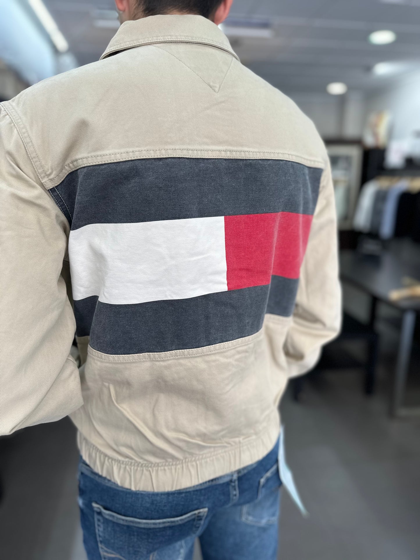 CHAQUETA TOMMY JEANS BEIGE DENIM CON BANDERA EN LA ESPALDA