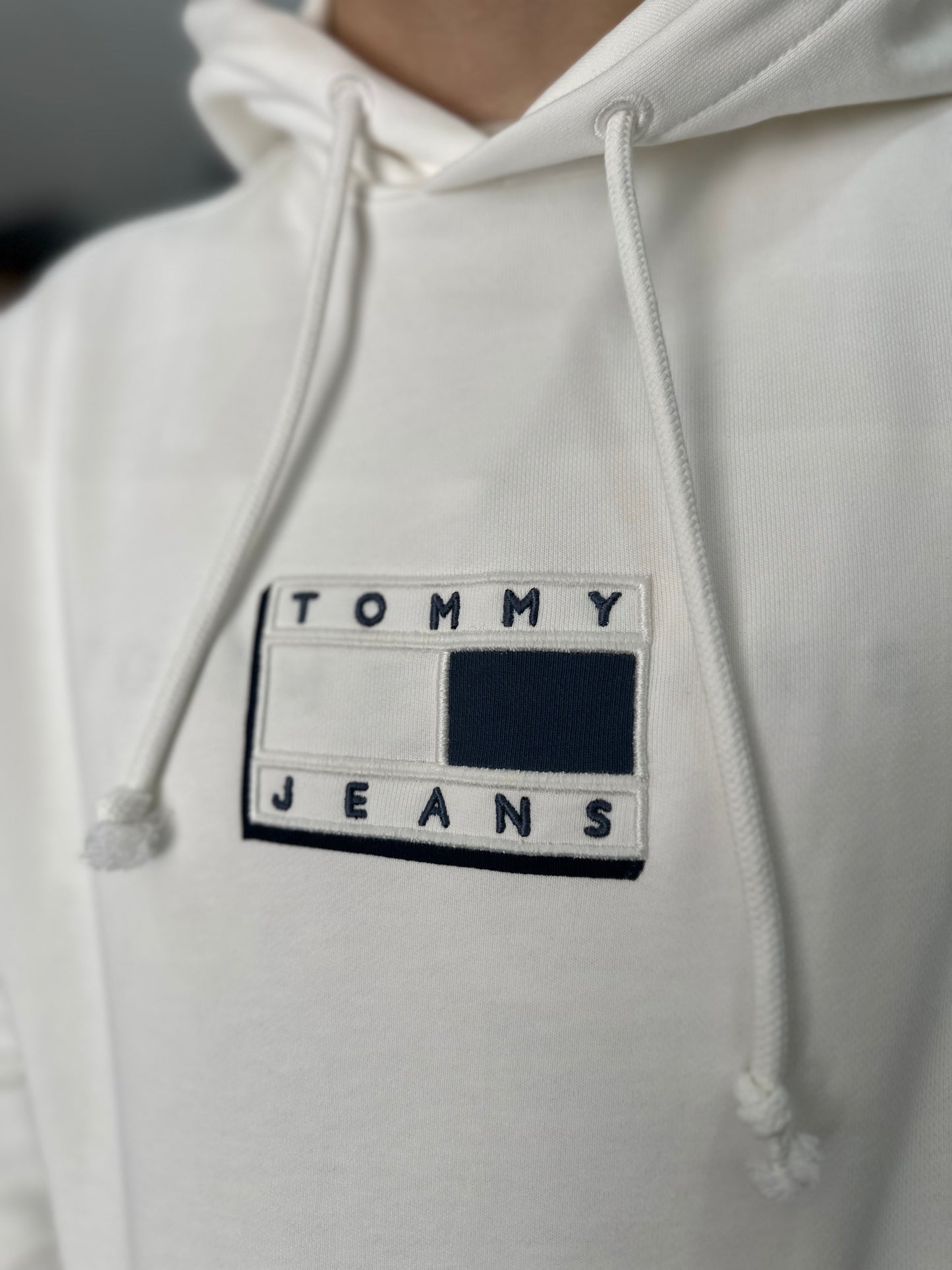 SUDADERA TOMMY JEANS BLANCA CON CAPUCHA LOGO BORDADO AZUL