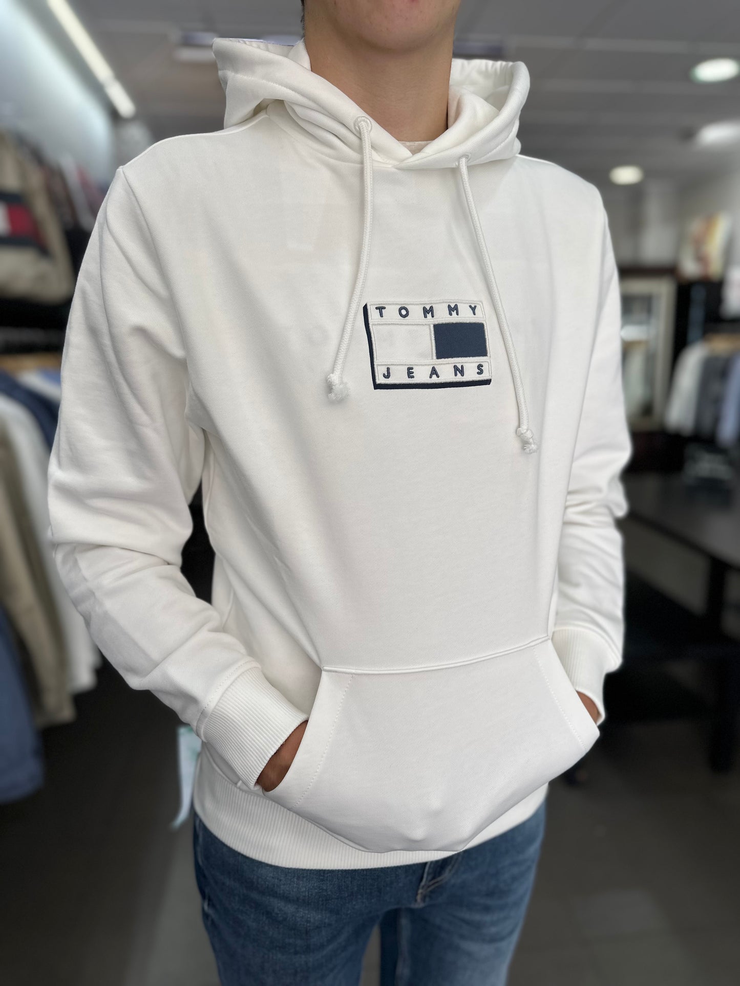 SUDADERA TOMMY JEANS BLANCA CON CAPUCHA LOGO BORDADO AZUL