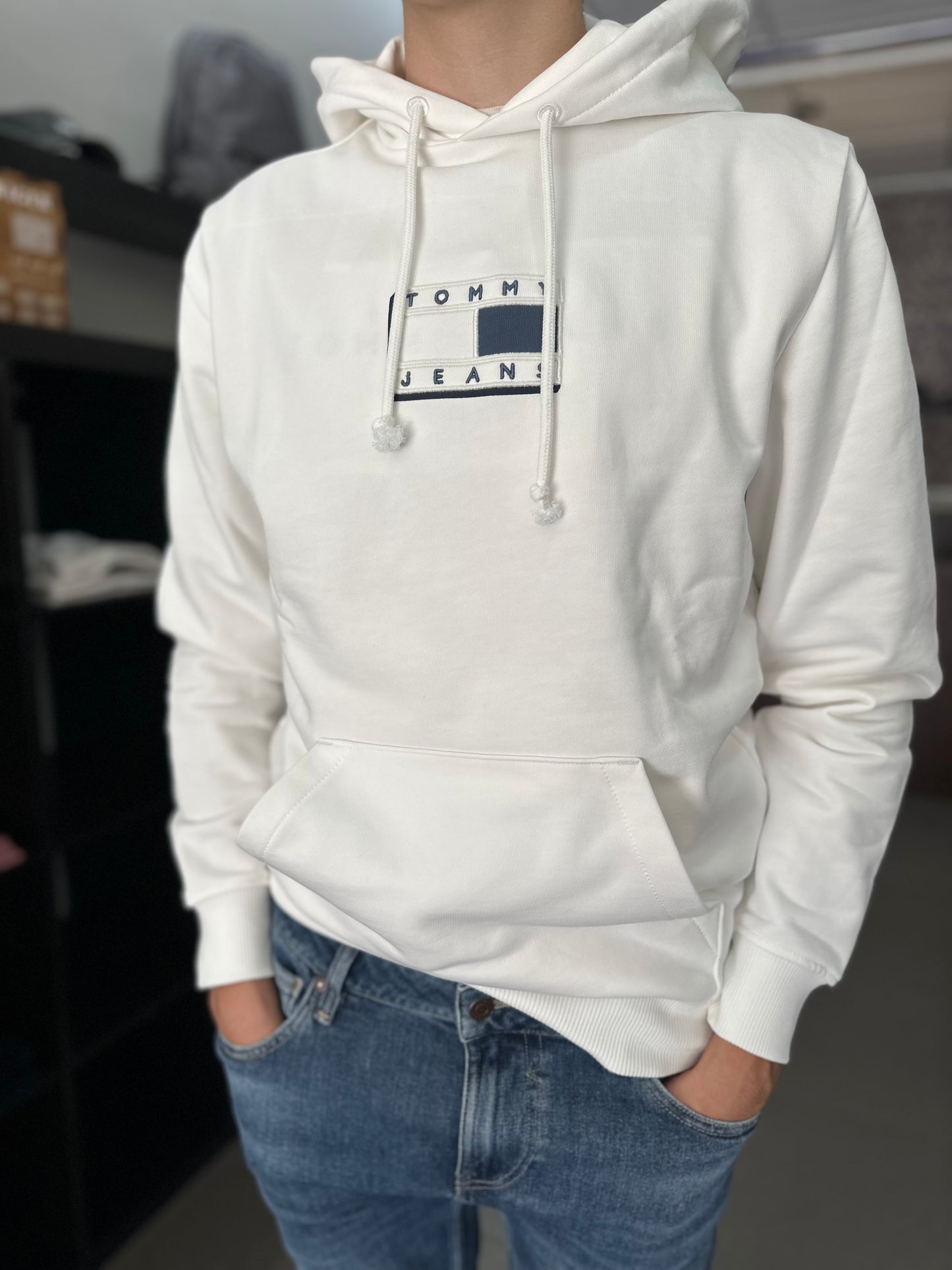 SUDADERA TOMMY JEANS BLANCA CON CAPUCHA LOGO BORDADO AZUL