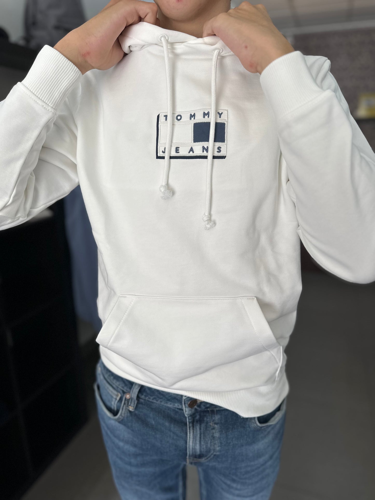 SUDADERA TOMMY JEANS BLANCA CON CAPUCHA LOGO BORDADO AZUL