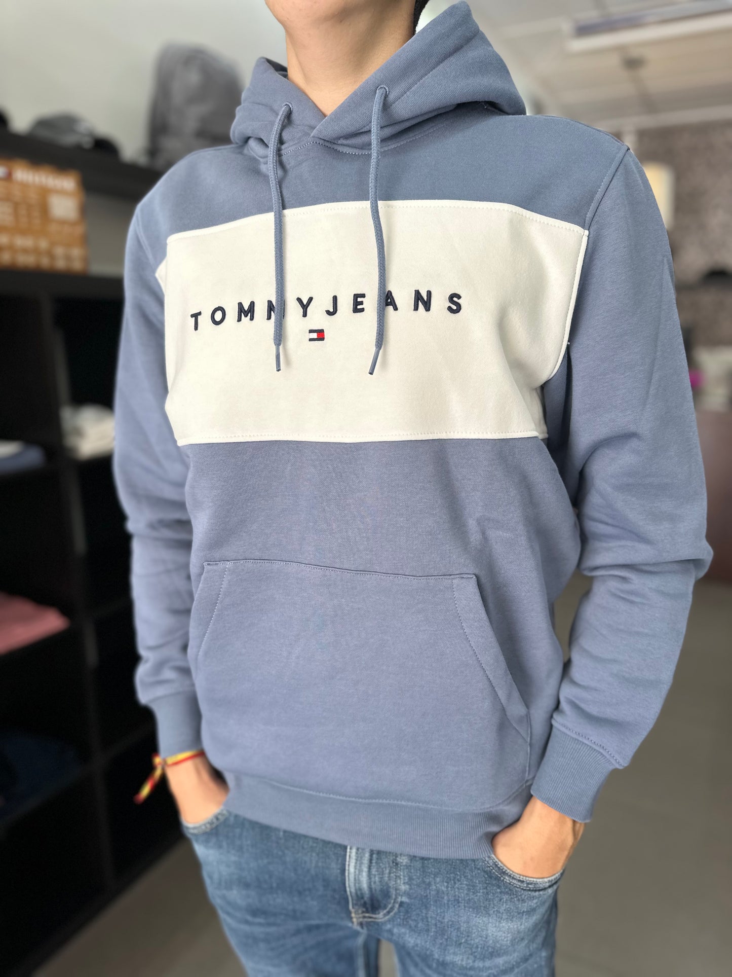 SUDADERA TOMMY JEANS CON CAPUCHA AZUL LOGO BORDADO