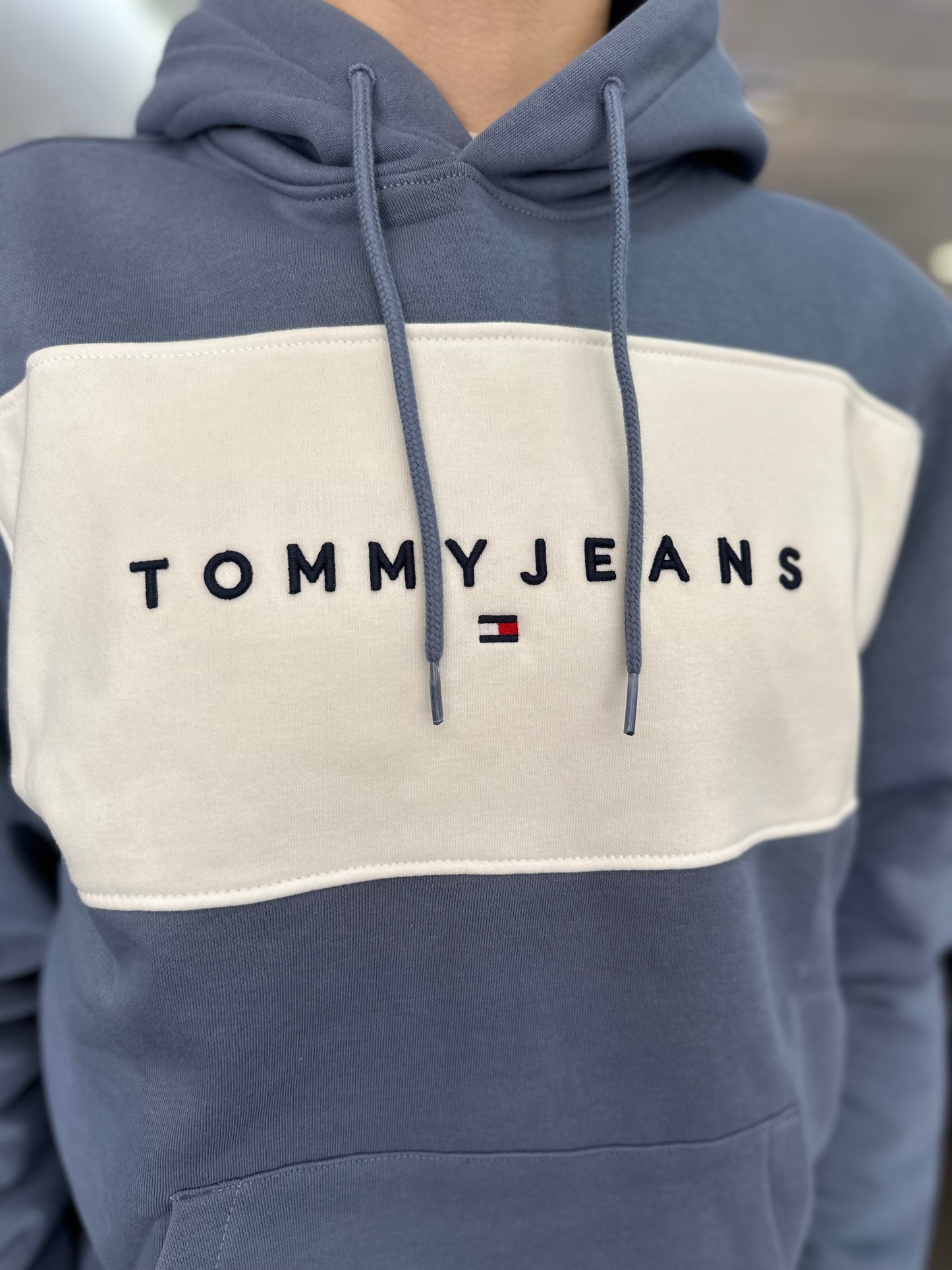 SUDADERA TOMMY JEANS CON CAPUCHA AZUL LOGO BORDADO