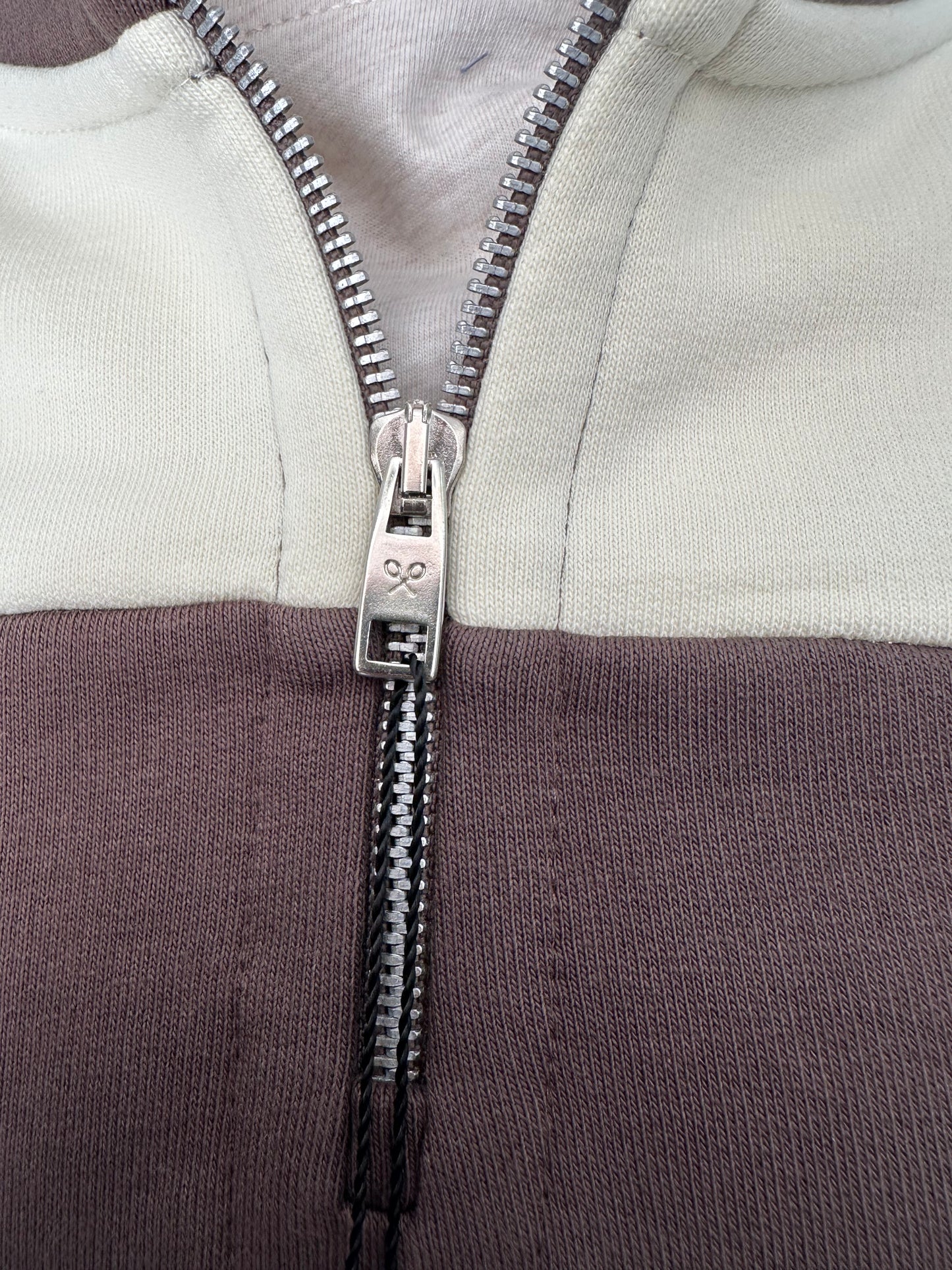 SUDADERA SILBON CON CUELLO CREMALLERA LOGO BORDADO MARRON CHOCOLATE