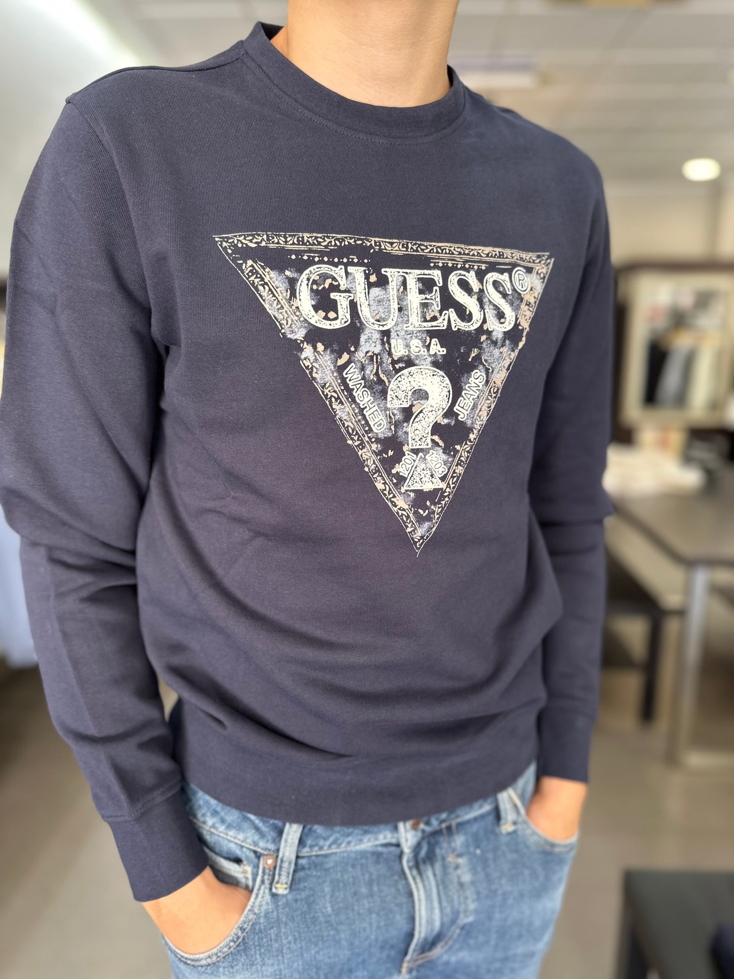 SUDADERA GUESS AZUL MARINA CON LOGO EFECTO AGUA